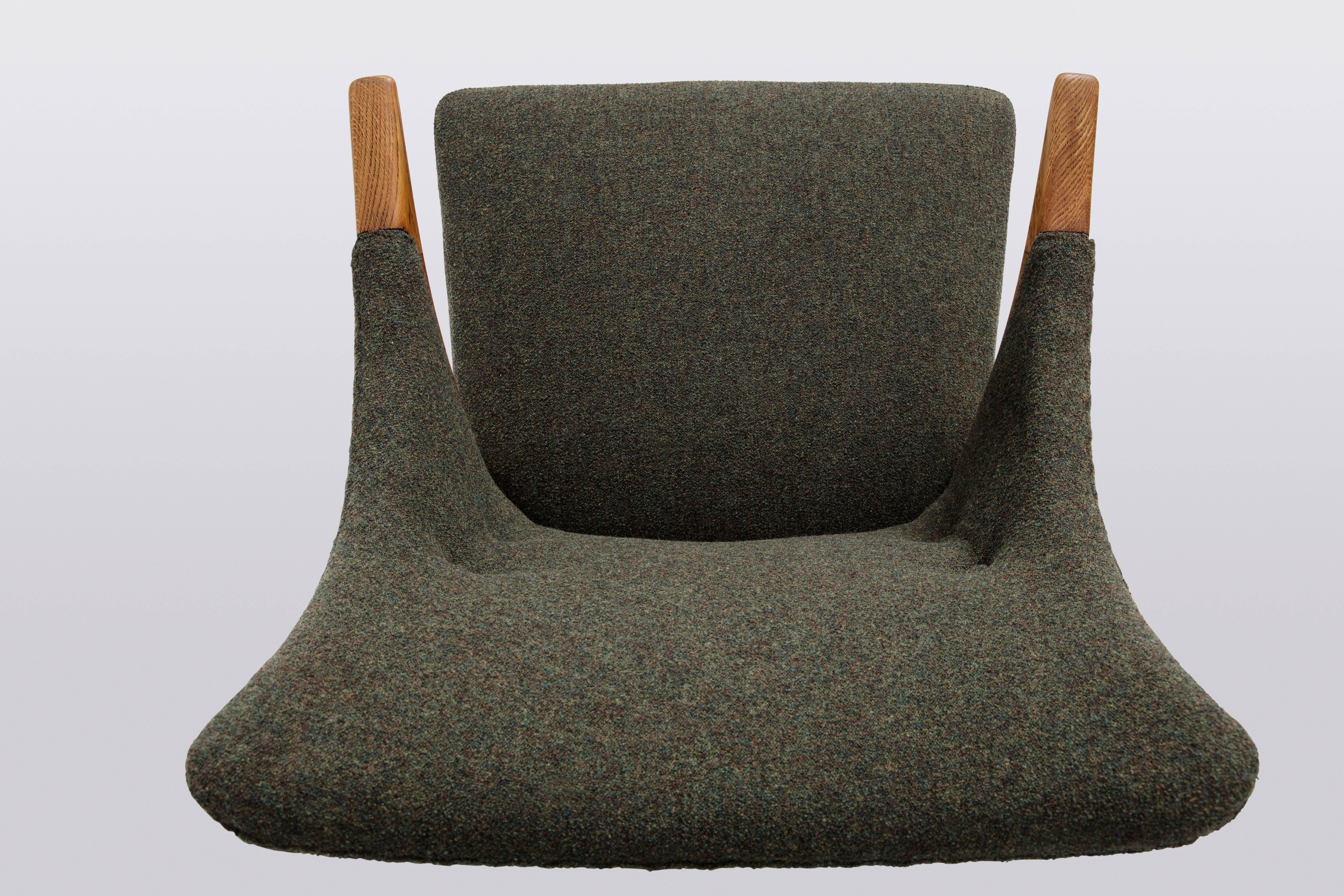 Produced by Skipper Furniture
Exposed paws and legs of solid oak
Grey wool upholstery by Kvadrat.