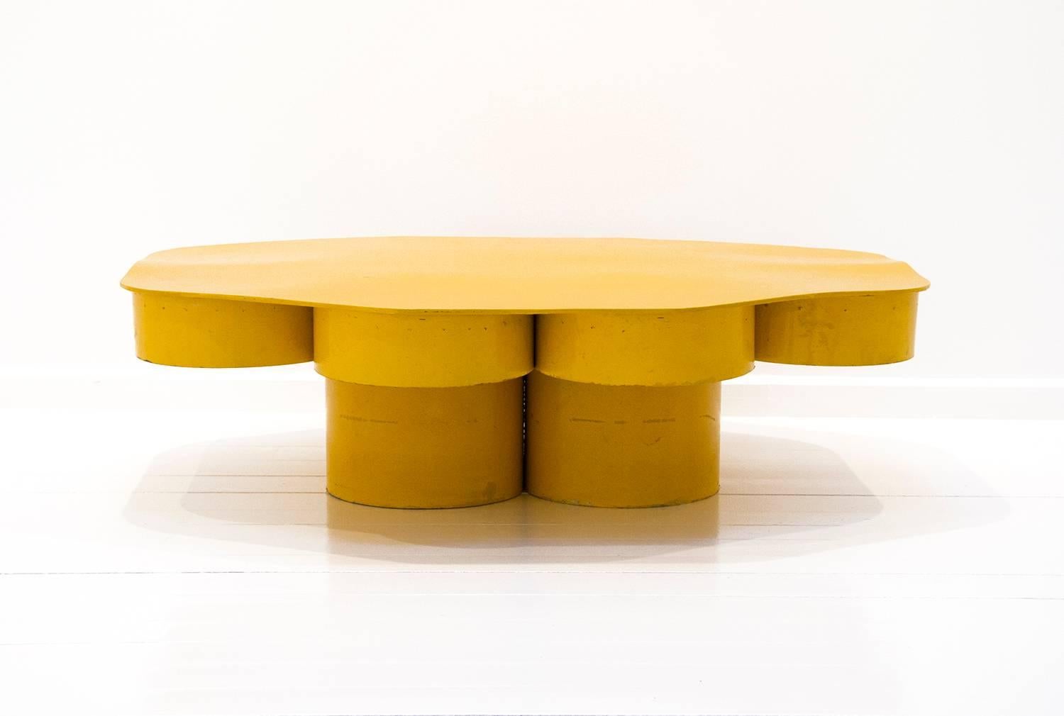 Coffee table designed by Jean Louis Avril in 1968 for the 'Exposition Internationale of Montreal' at the 'Trienalle of Milan' . 
Also exposed in 'Les assises du siège contemporain' in the 'Musée des Arts décoratifs' in Paris.
Made of cardboard.