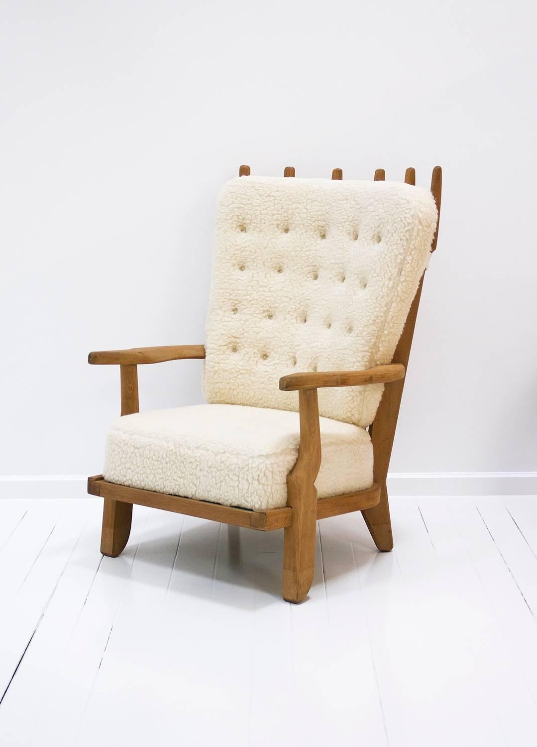 'Grand Repos' lounge chair designed by Guillerme et Chambron. Made of oakwood. High back lounge chair in solid oak that is being characteristic for its decorative details at the back and the forms of the legs. Very comfortable, 
circa 1960, France.
 