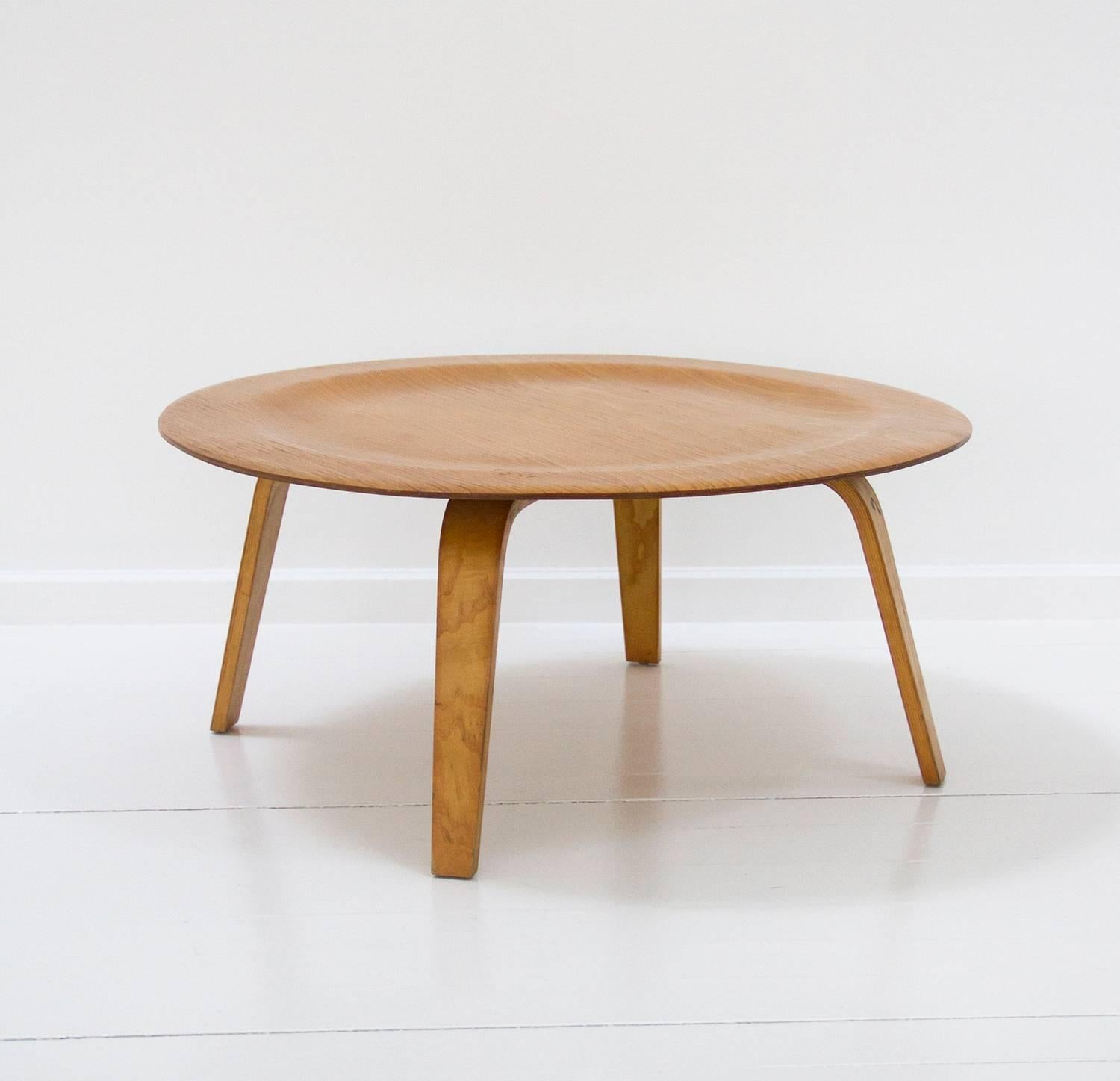 Coffee table designed by Charles and Ray Eames, model CTW.
Made of molded plywood with wood legs features,
circa 1940, United States.

 