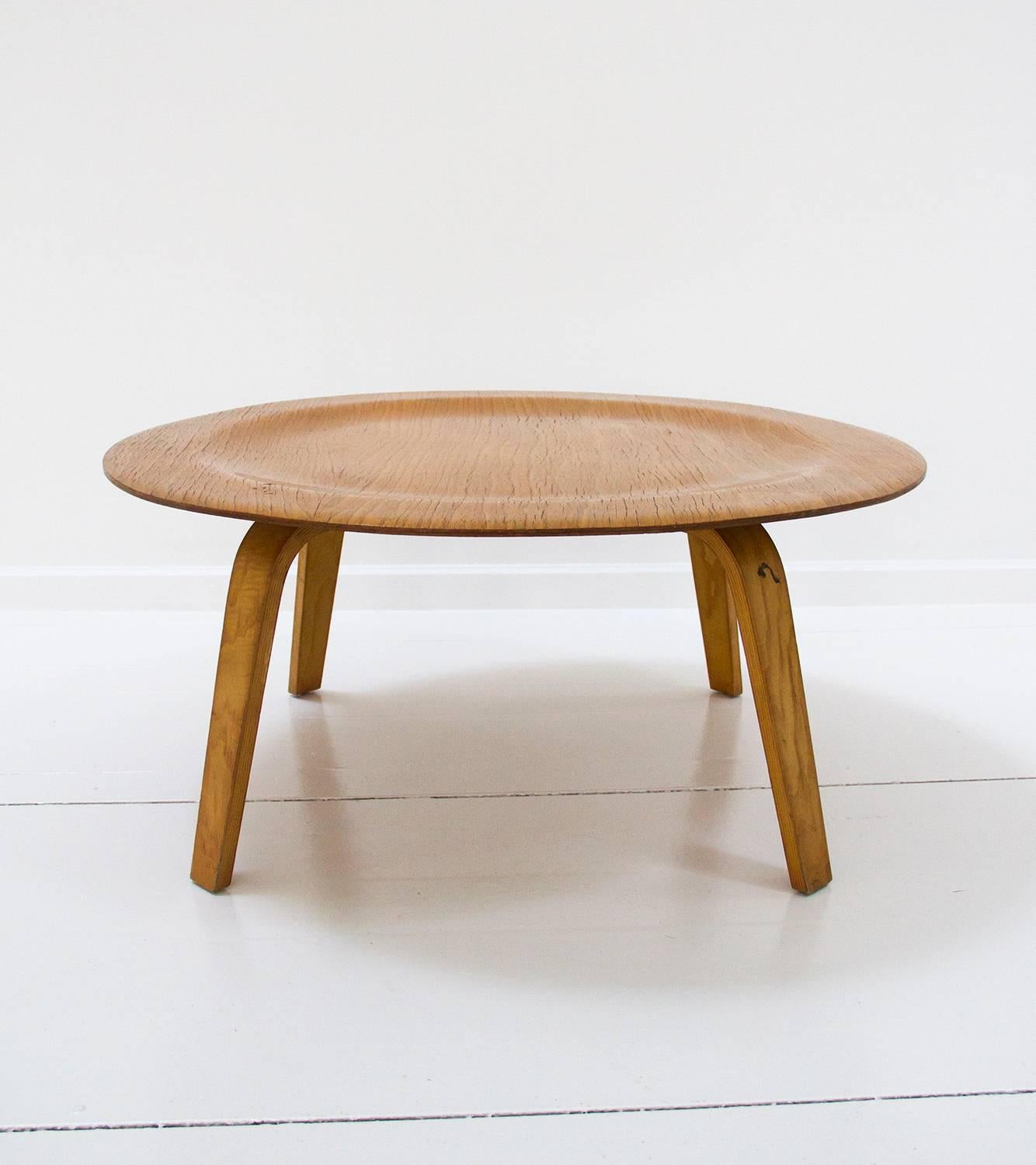 American Charles & Ray Eames Coffee Table Model CTW in Plywood, 1940s United States