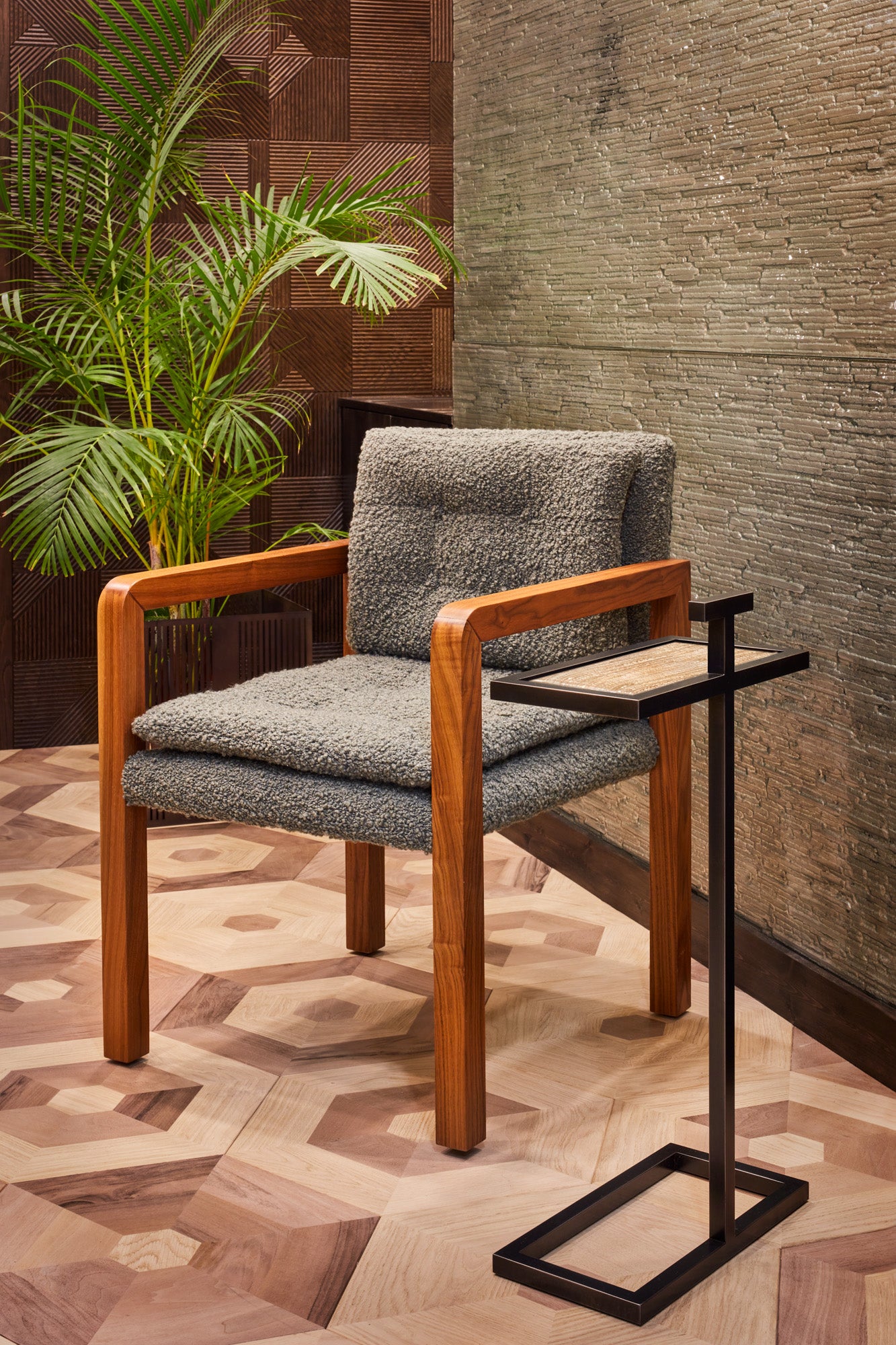 Dining in your own home has never been so luxurious until now! The Bacco Carver chair is an architectural seating design with strong angles and solid form; a design that demands attention. A signature style of the Casa Botelho brand is a unique