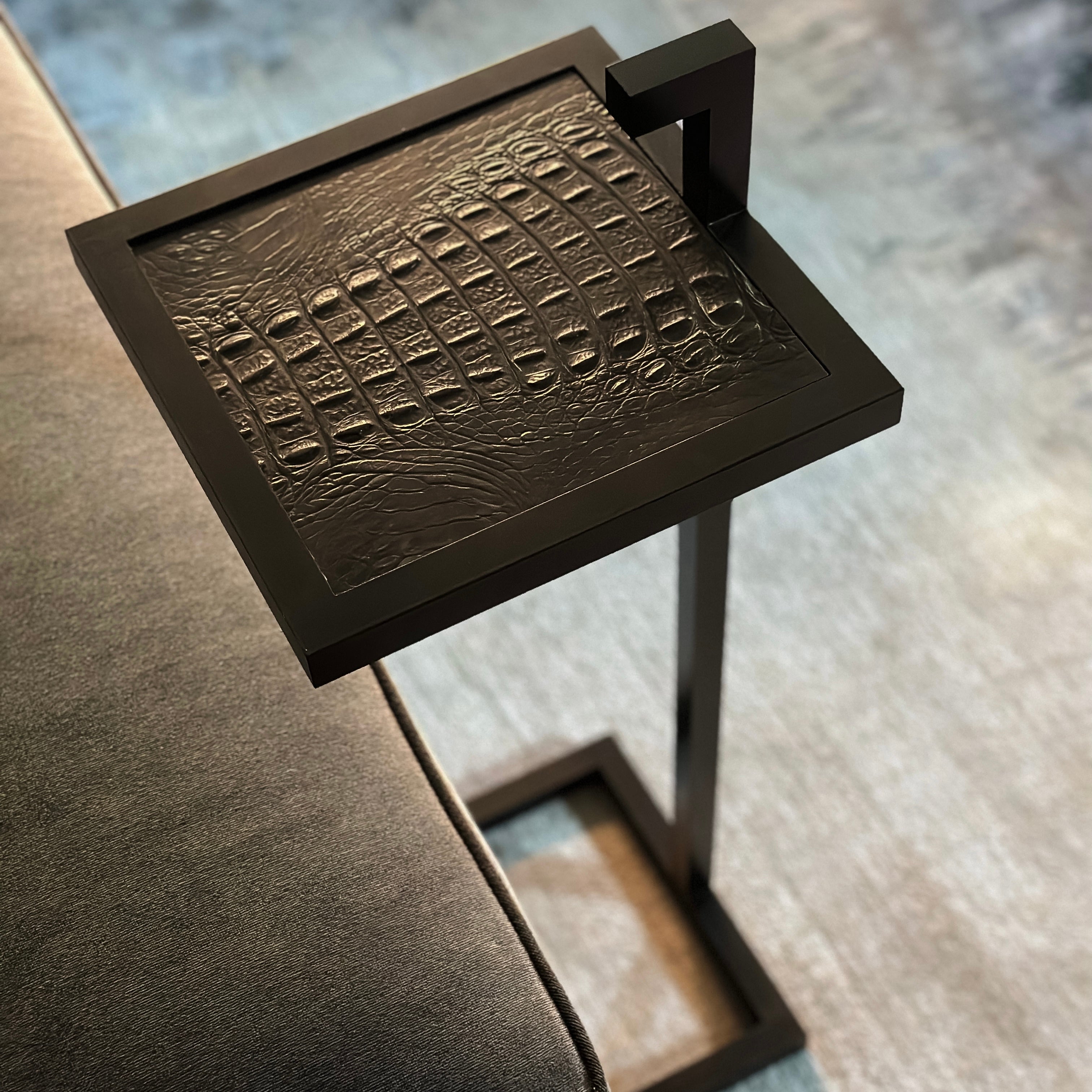 Maßgefertigter Art-Déco- Martini-Tisch aus Bronze mit Krokodilfliesen in quadratischer Form