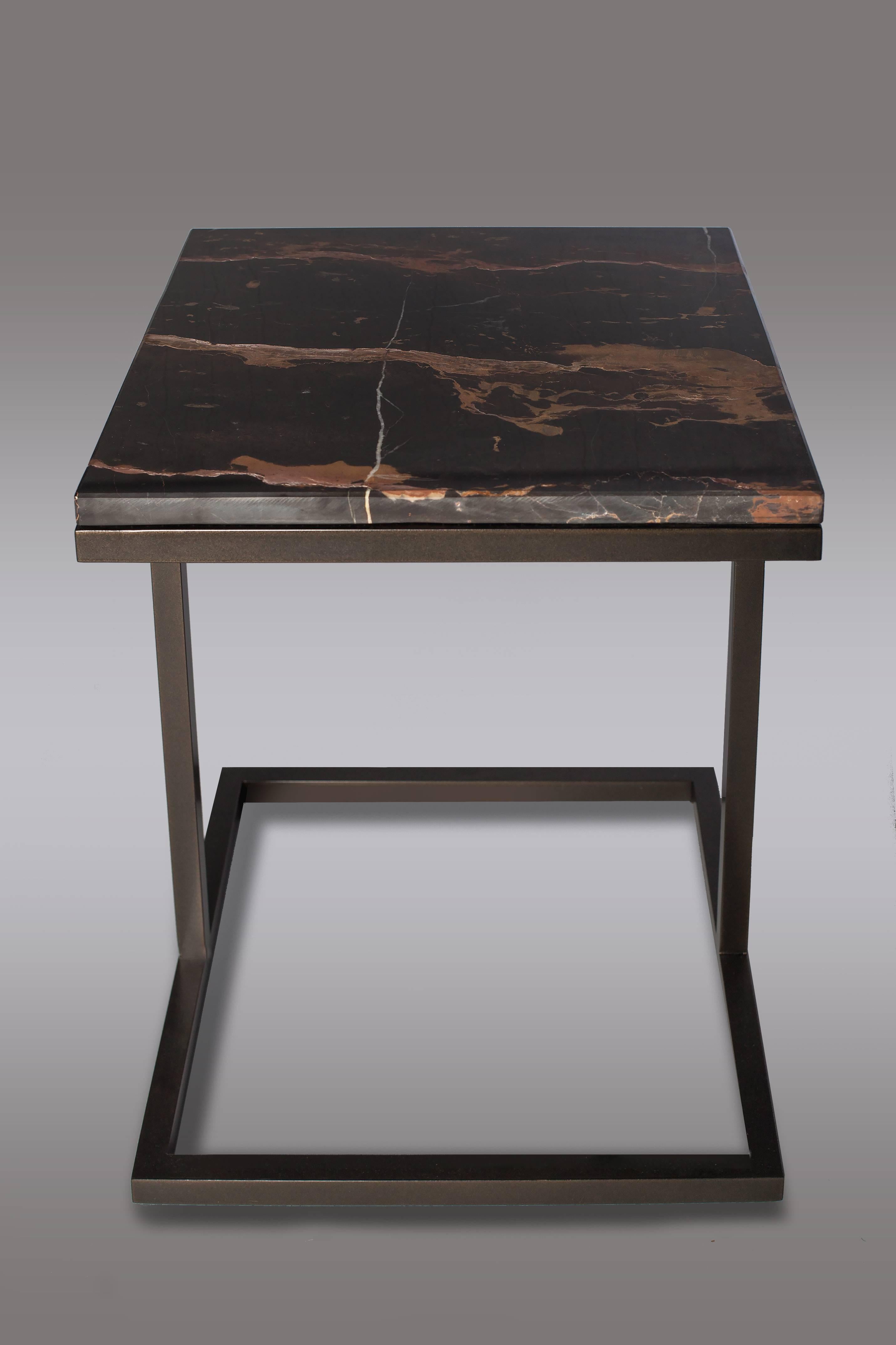 Moderne Table basse carrée Bacco en marbre et acier revêtu de poudre en vente