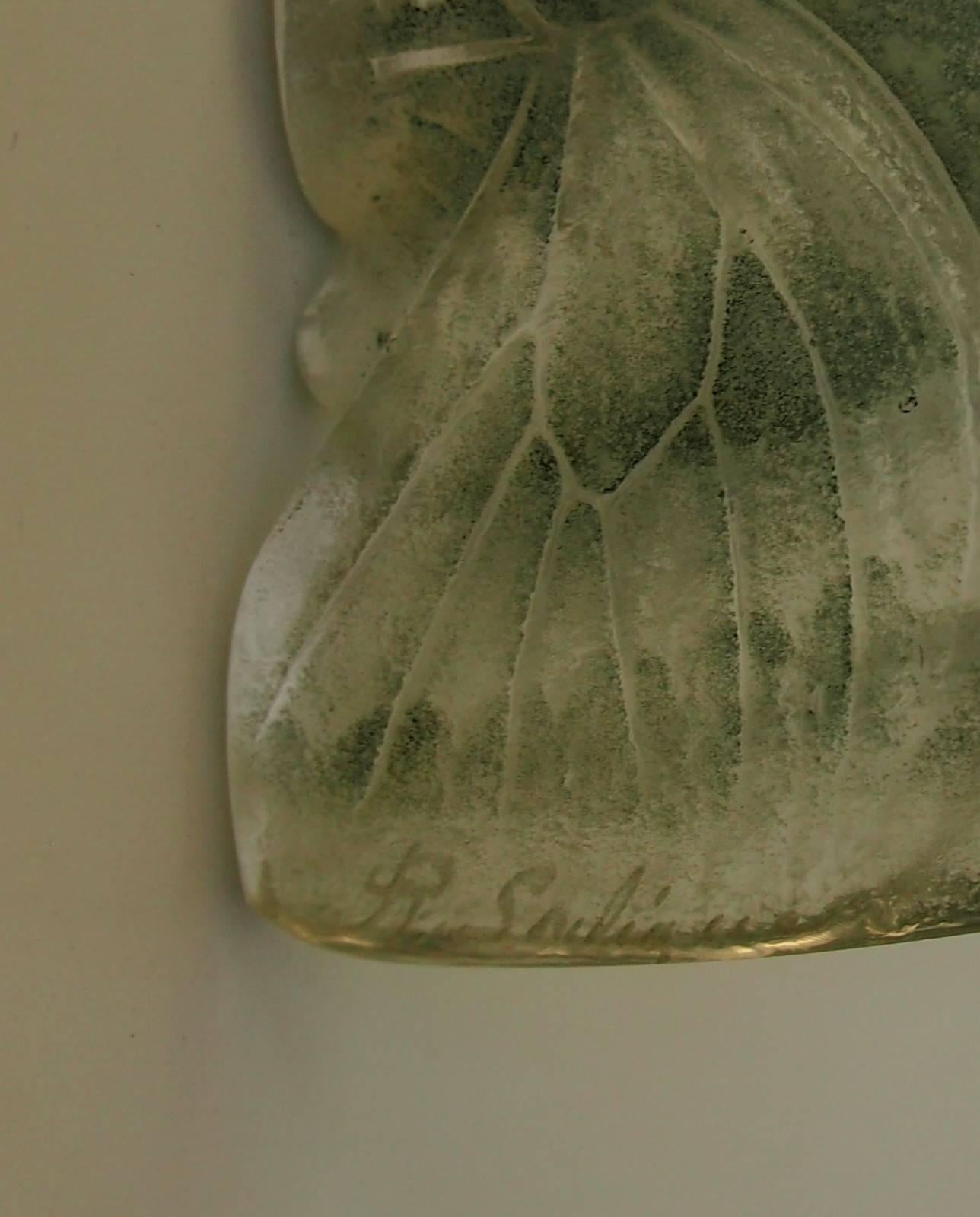 French Art Nouveau Green Stain Rene Lalique 'Papillon Ailes Fermes' Glass Cachet In Good Condition For Sale In London, GB