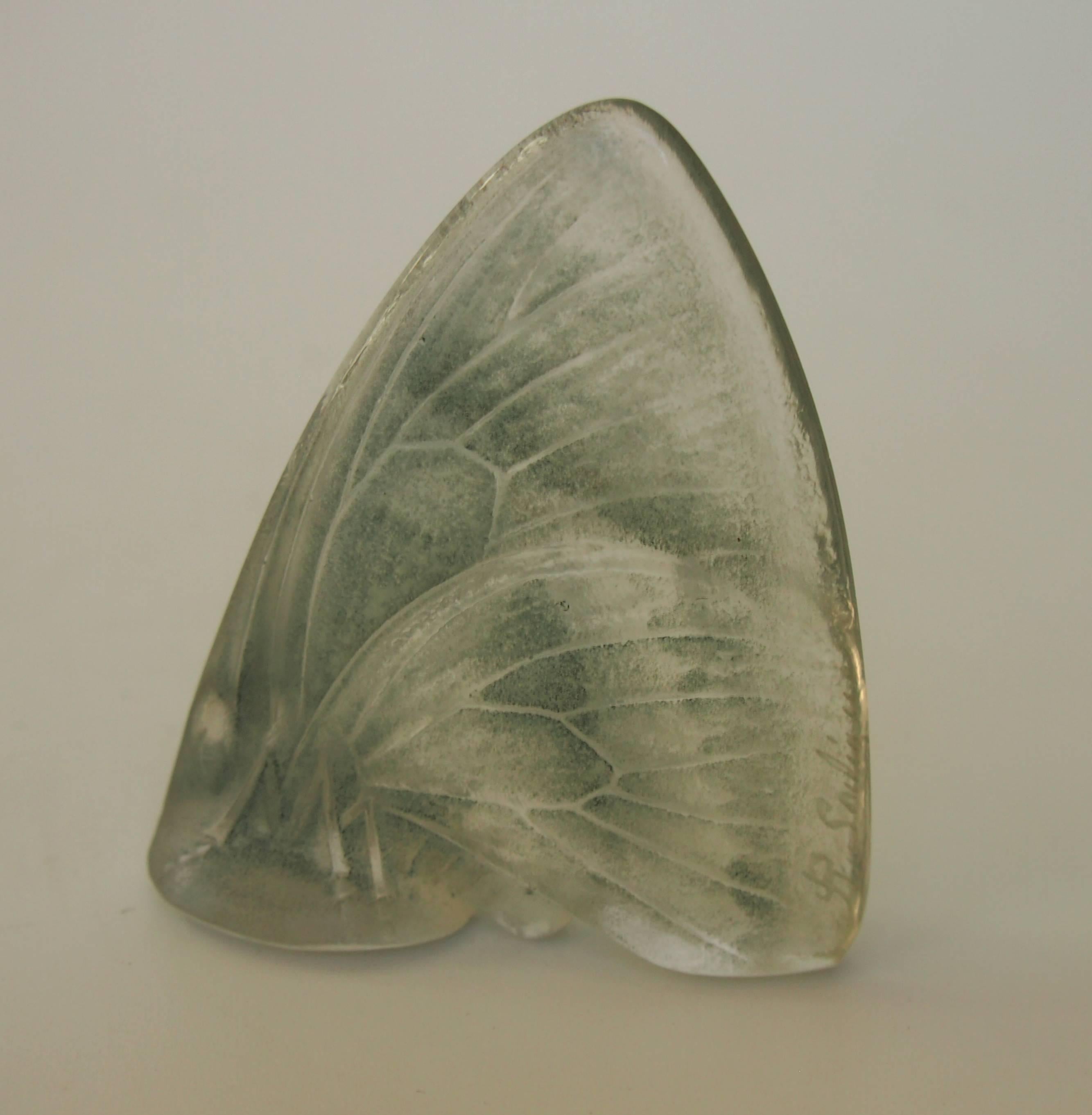 Early 20th Century French Art Nouveau Green Stain Rene Lalique 'Papillon Ailes Fermes' Glass Cachet For Sale