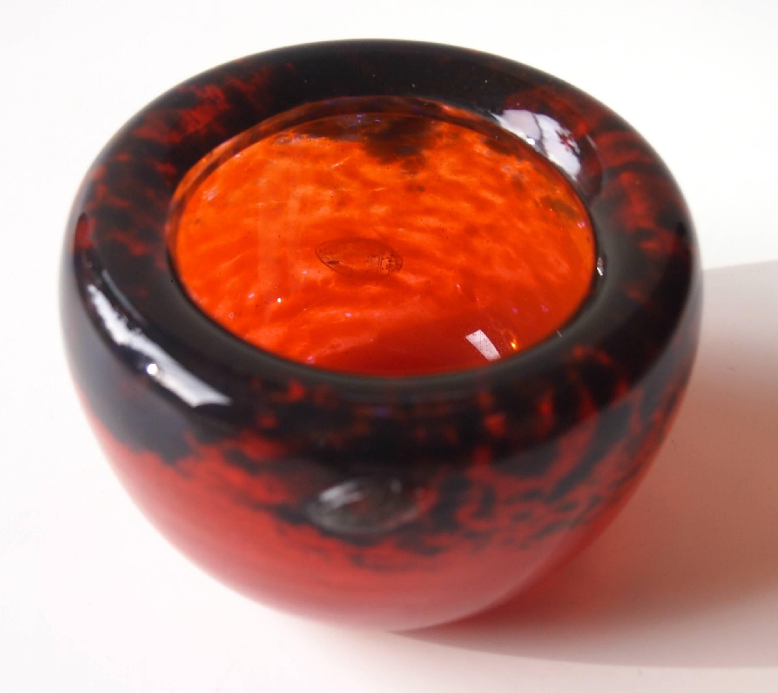 A small red and black turned in 'Jade' Daum bowl with two clear 'hot' applied' and hand-carved bugs/beetles. The Daum 'Jade' range was made of colored powdered glass sandwiched between to layers of clear glass -giving a 'Jade' like look. Applying