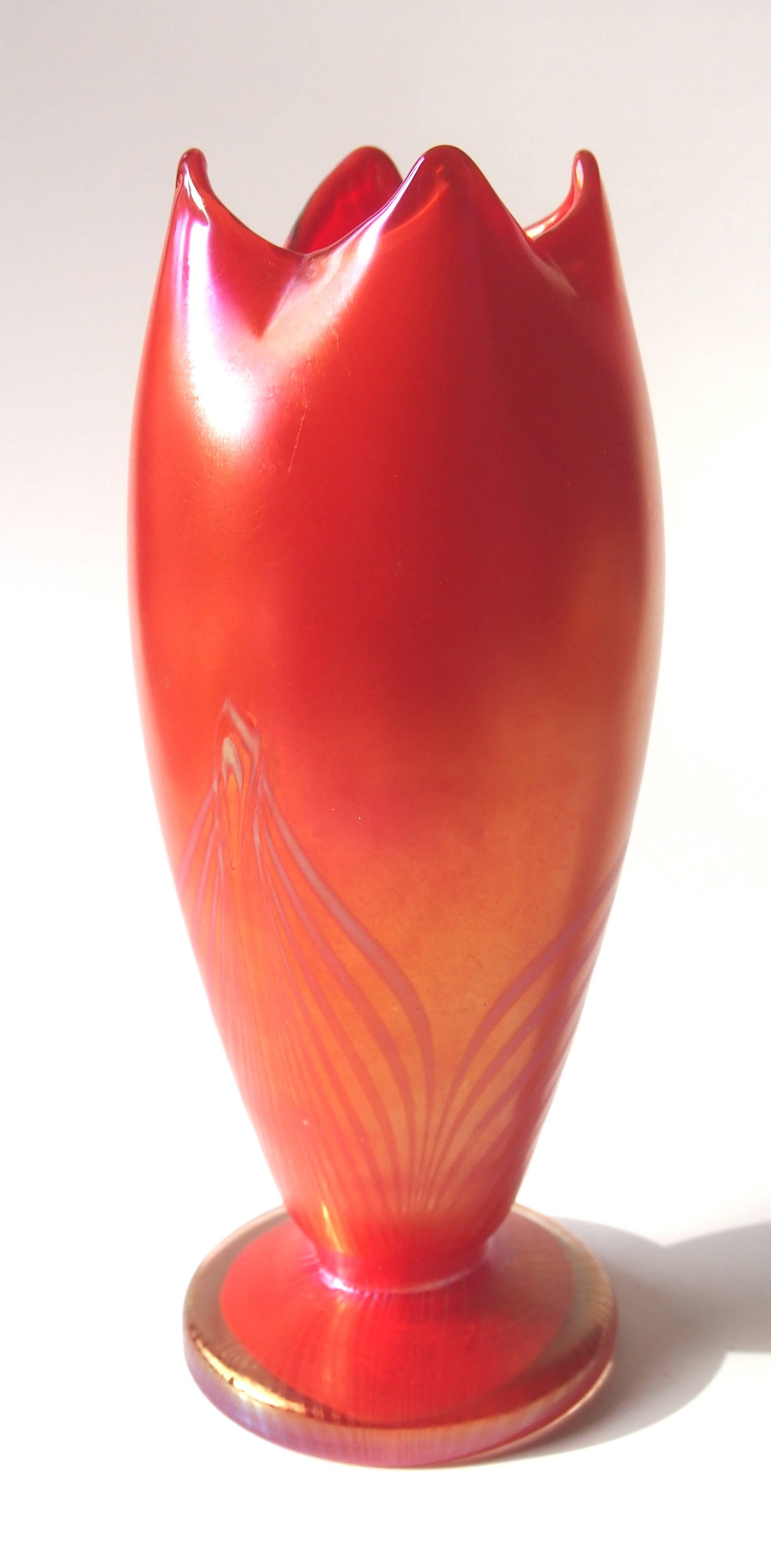 Bohemian Art Nouveau Kralik Red Pulled and Feathered Glass Vase In Good Condition In London, GB