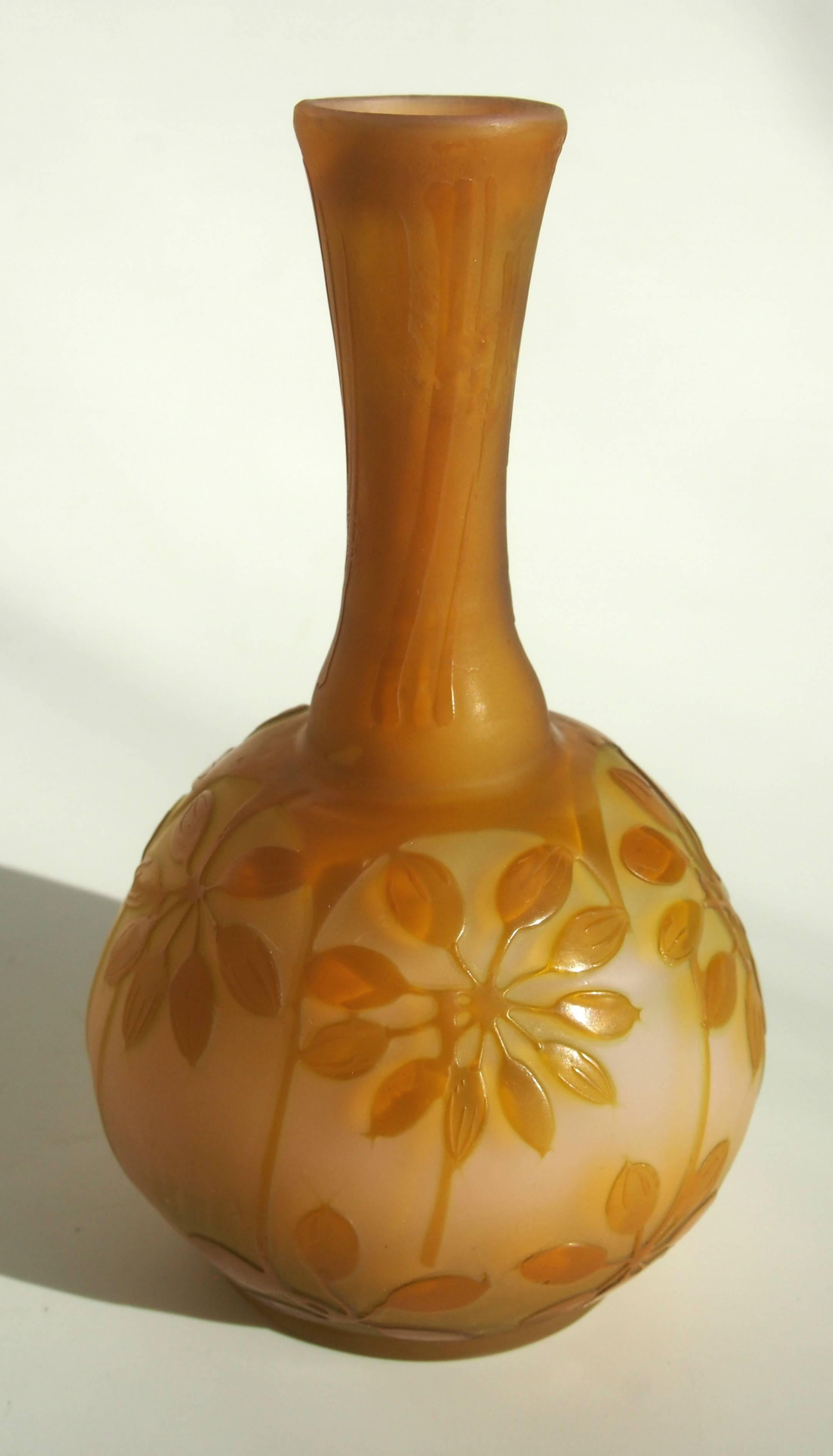 Cute classic French Emile Galle cameo vase in pinks, yellow-orange and green - depicting stylized berries on branches, signed in cameo (picture 1). A Galle shape not often seen with waisted stem and bulbous round body, making the botanical scene