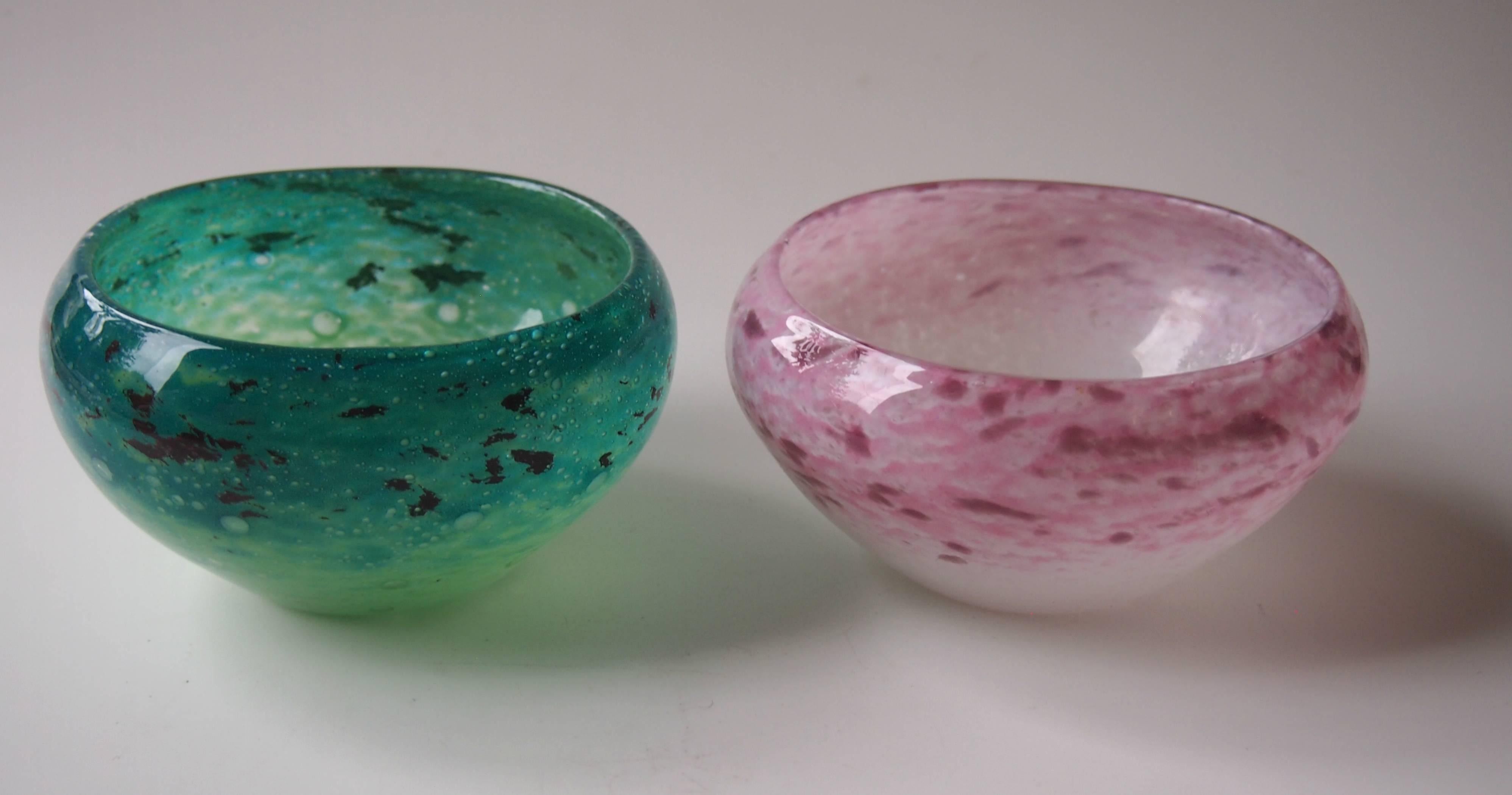 French Art Deco Matched Pair of Schneider 'Jade' Glass Bowls circa 1920 In Good Condition For Sale In London, GB