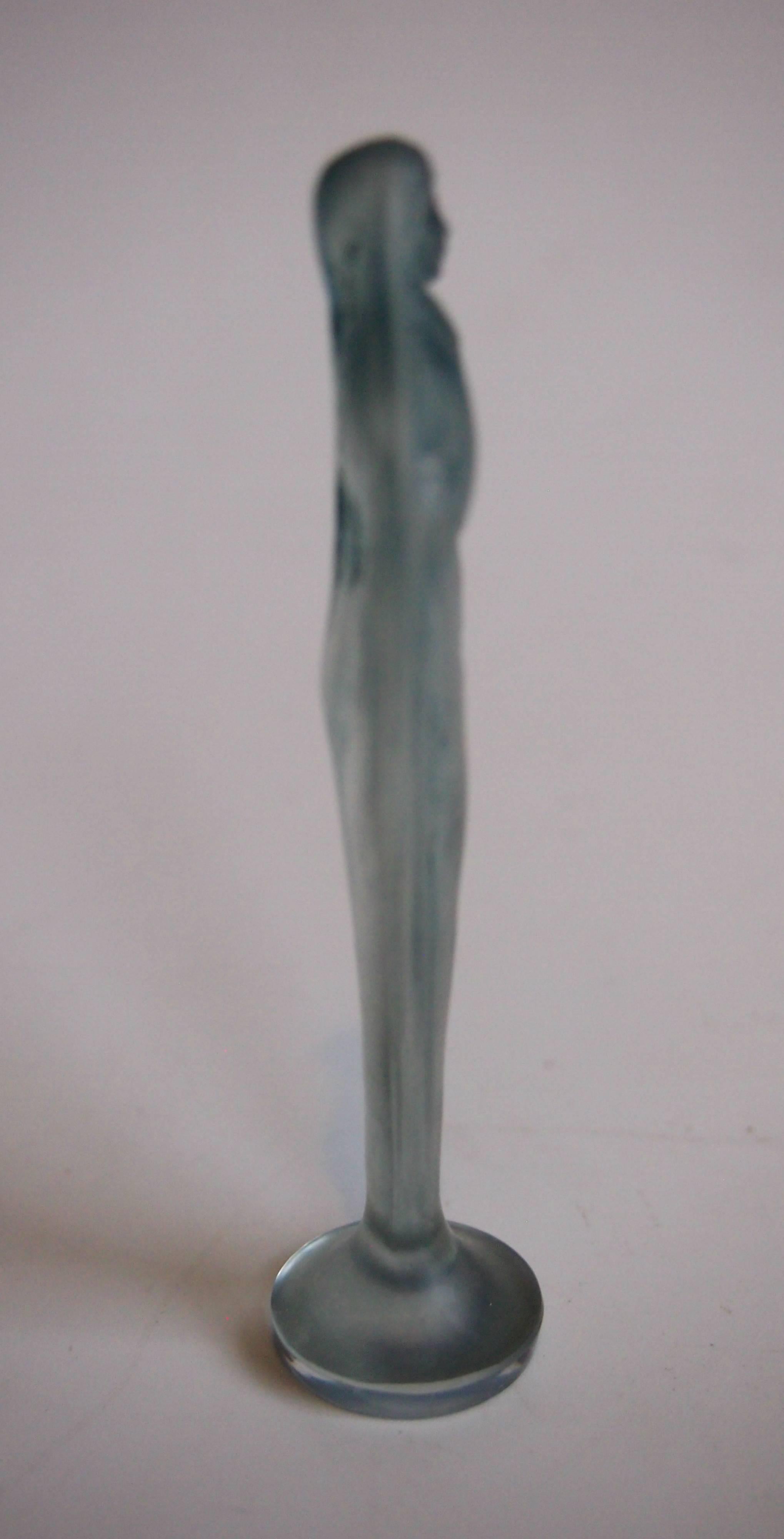 French Rene Lalique 'Figurine Mains Jointes' Glass Cachet In Good Condition For Sale In London, GB