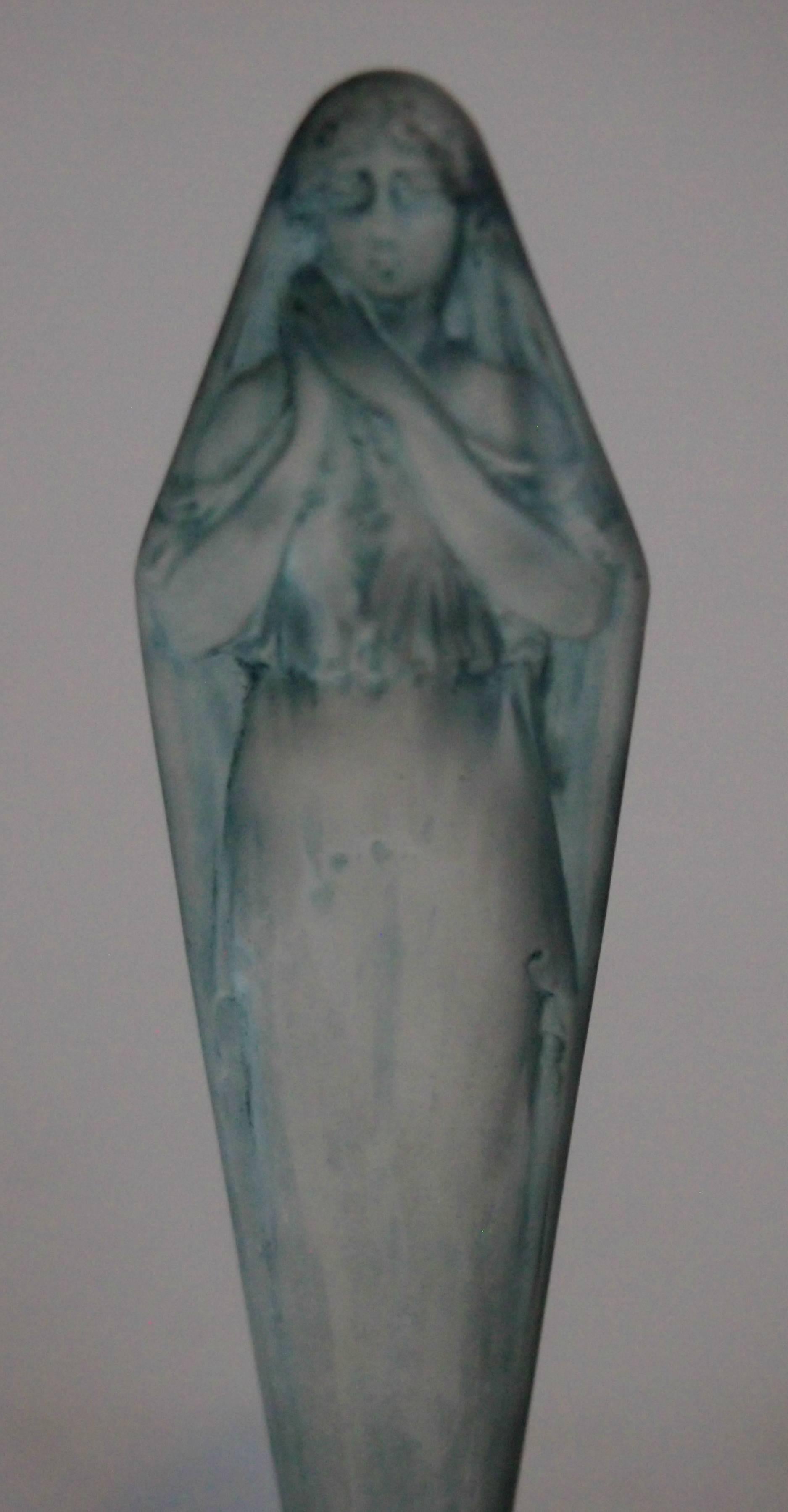 French Rene Lalique 'Figurine Mains Jointes' Glass Cachet For Sale 1