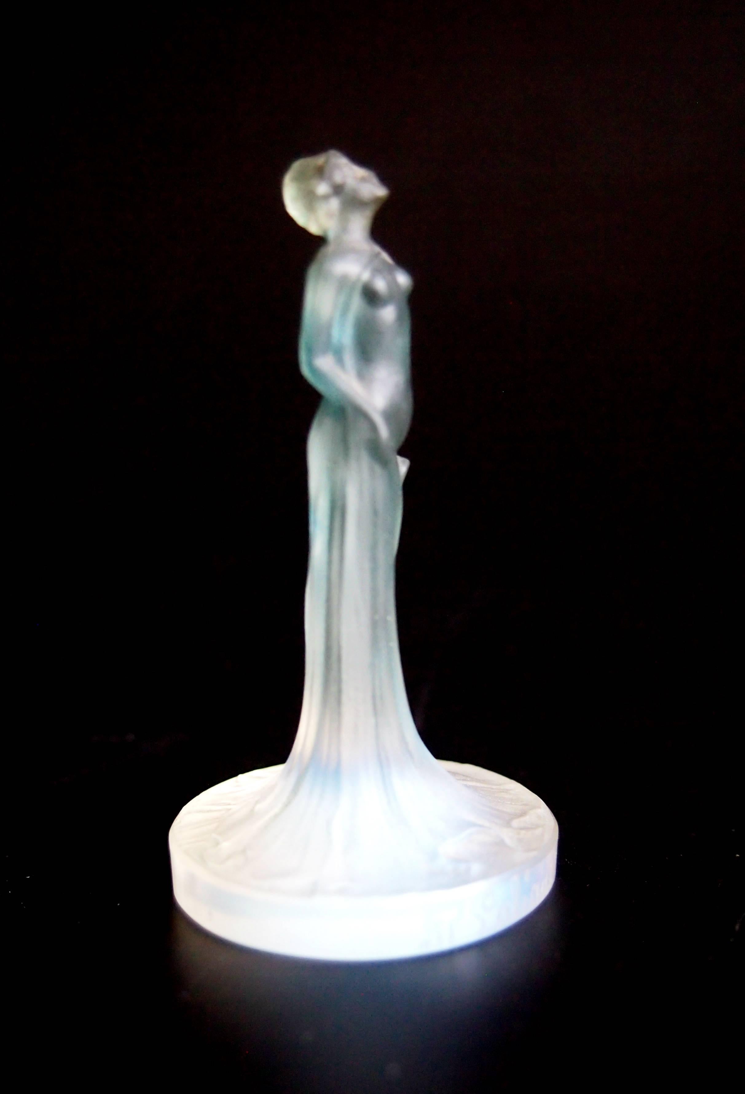 French Rene Lalique Tiny Art Nouveau Opal Glass Satuette Drapee 1913 In Good Condition For Sale In London, GB