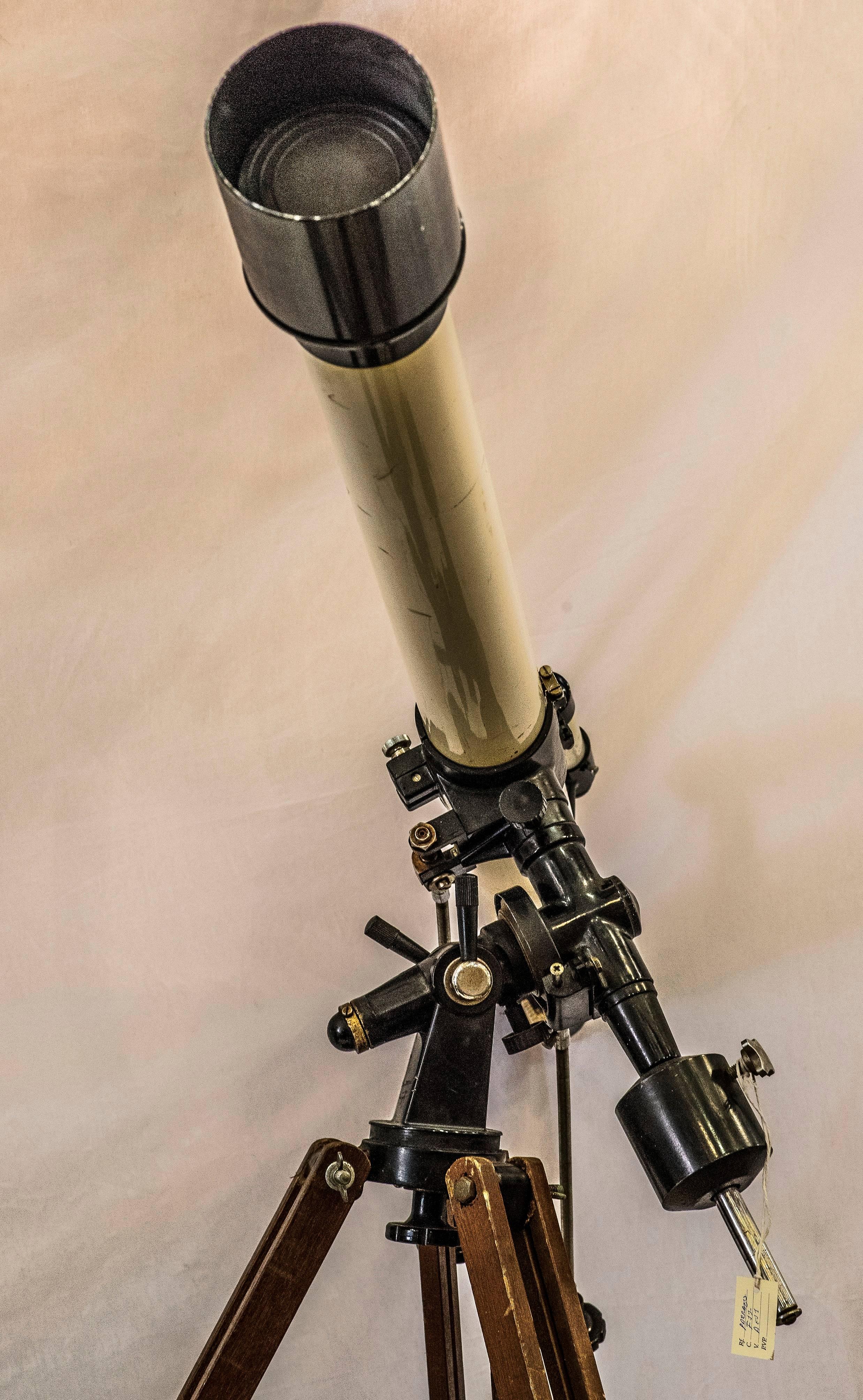 A Japanese large astronomical telescope with a kit of complements. Model nº660.