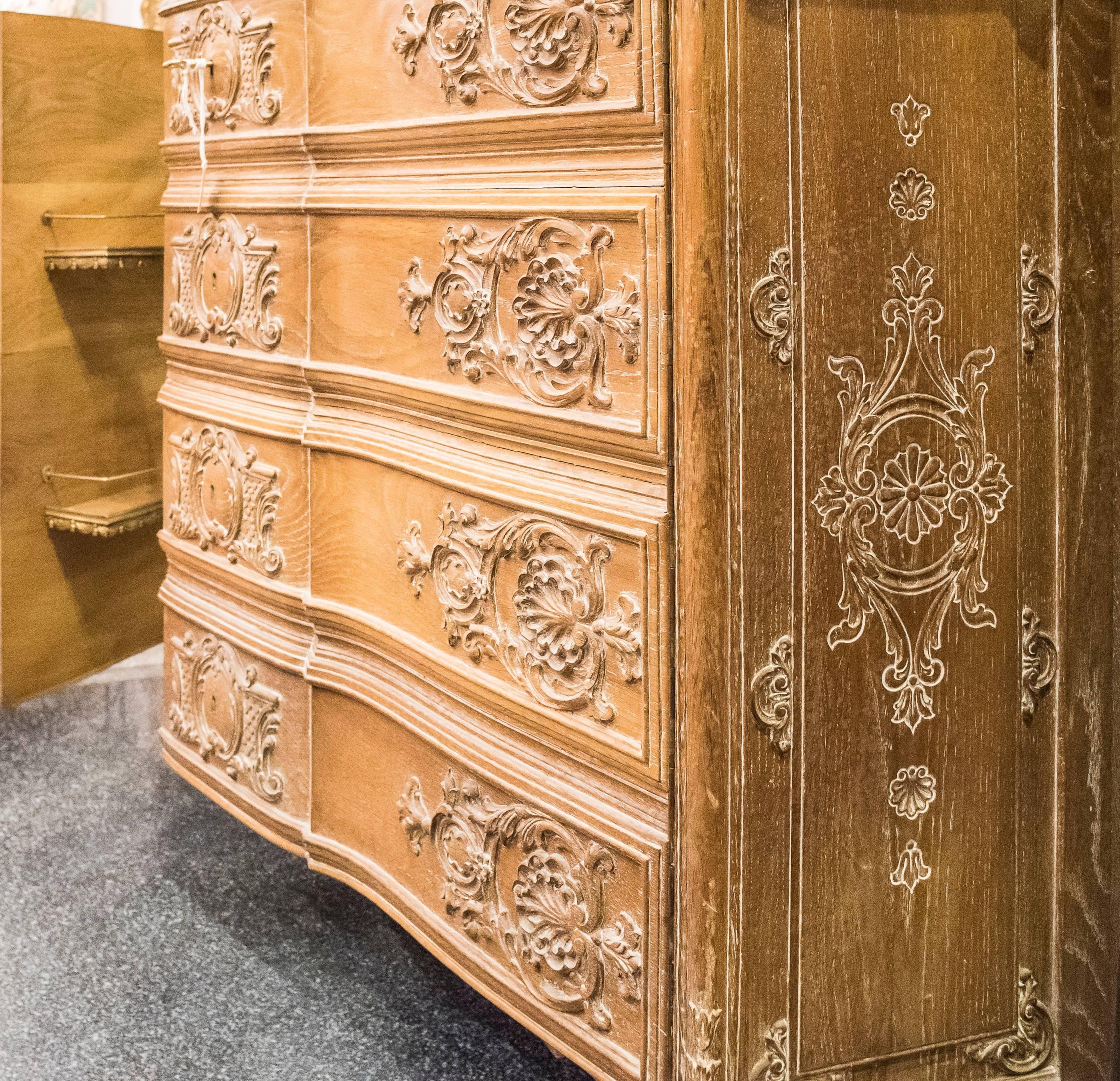 A beautiful Provencal French buffet in washed carved oak, with two drawers and mercury mirrors inside. Many littles shelves for bottles or glasses inside . In a very good condition.
Amazing Frech piece that gives a Provencal touch to any