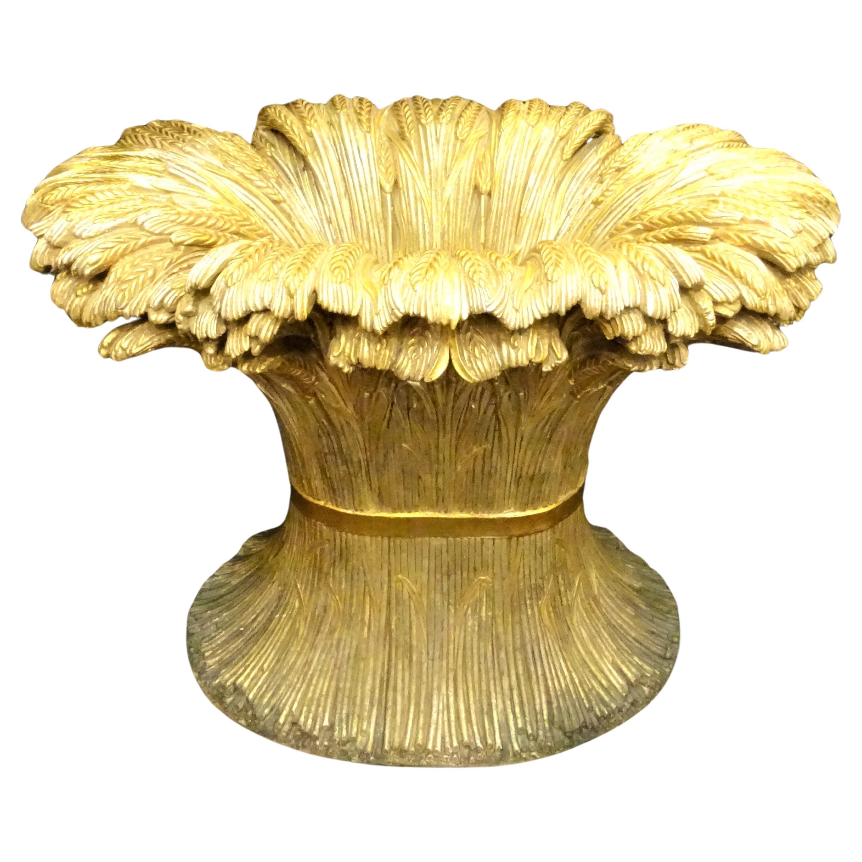 Excepcional Mesa de comedor de madera tallada dorada y con tablero de perfil ovalado de 2 cm de cristal biselado, 