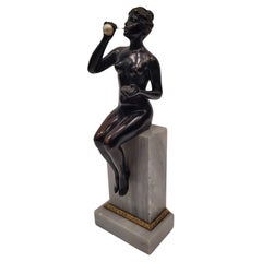 Escultura Art Nouveau alemana de bronce negro y mármol blanco, mujer soplando burbujas