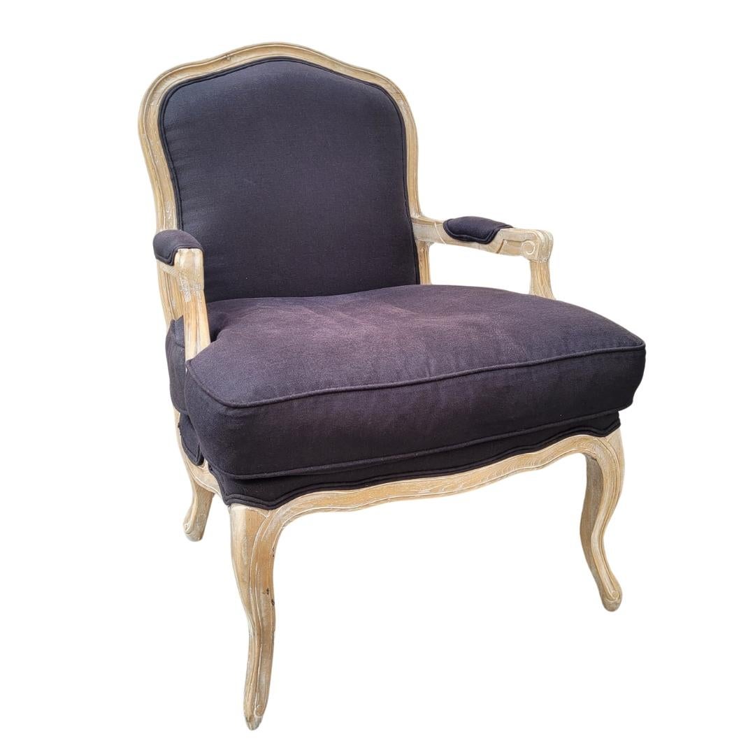 
Bonito y refinado  Sillón de reina inspirado en Luis XV, fabricado en Francia a finales del siglo XIX. El armazón de roble tallado presenta líneas sinuosas en sus patas cabriolé, brazos curvos y una moldura ondulada que recorre todo el armazón. El
