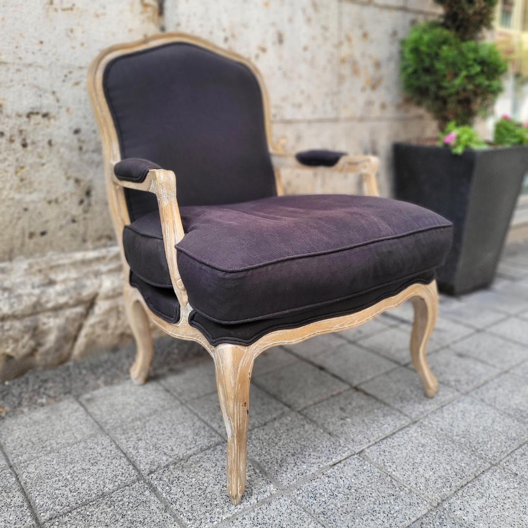 Sillón Reina de Francia, estilo Luis XV / Provenzal, roble y tapicería Francés en venta