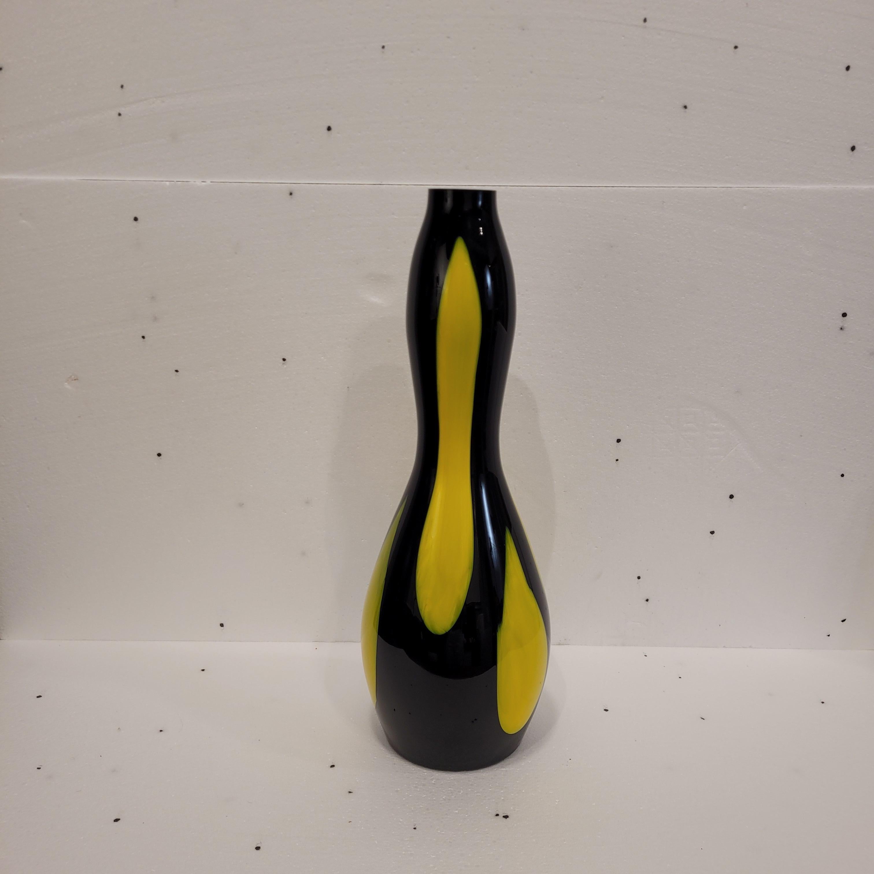 Fait main Italie Vase noir et jaune Murano, milieu du siècle, verre soufflé en vente