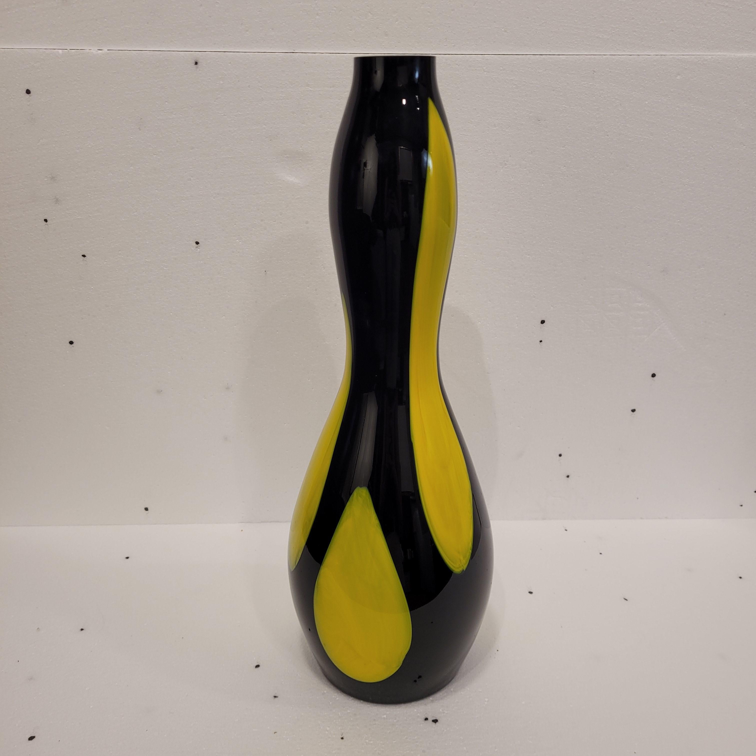 Verre d'art Italie Vase noir et jaune Murano, milieu du siècle, verre soufflé en vente