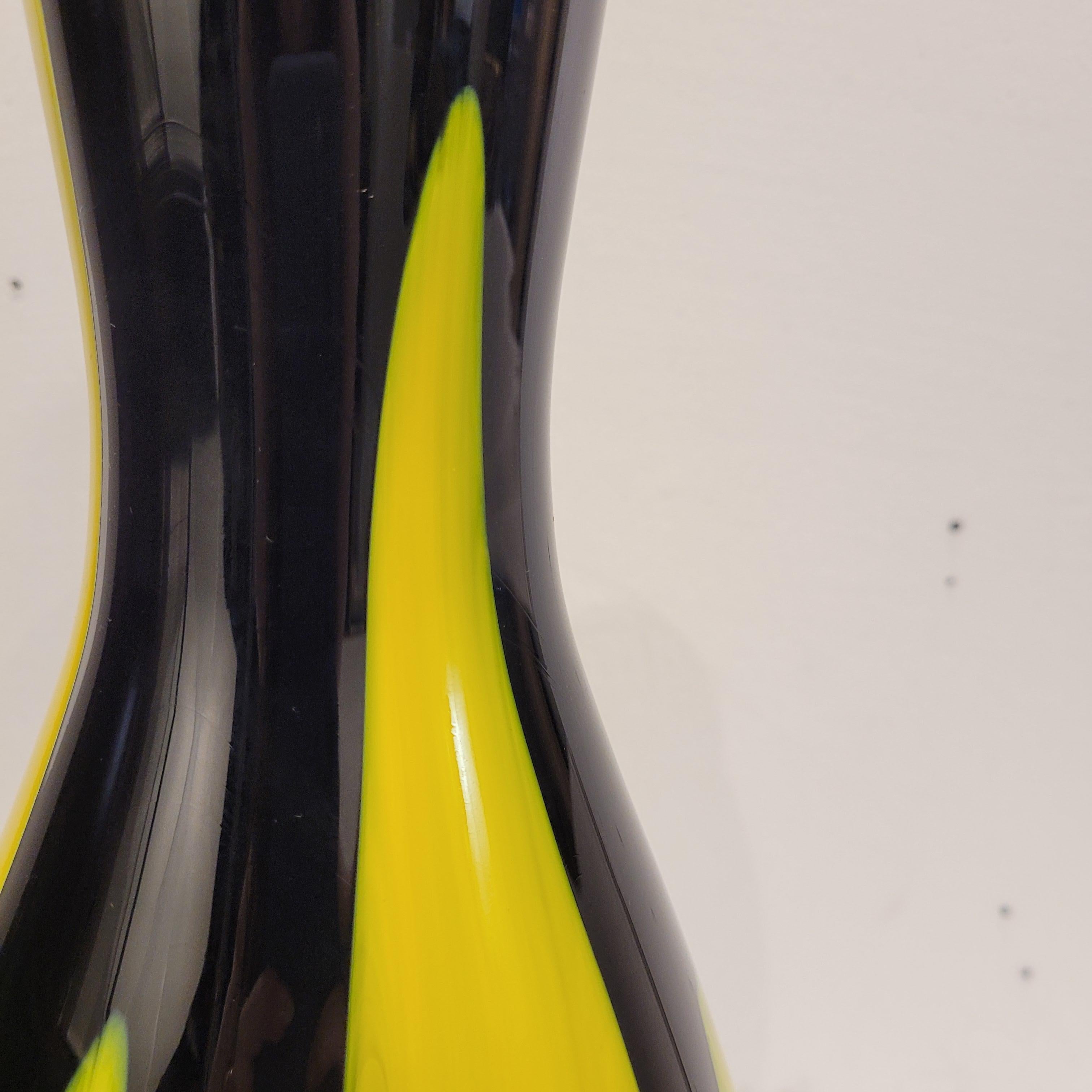 Italie Vase noir et jaune Murano, milieu du siècle, verre soufflé en vente 4