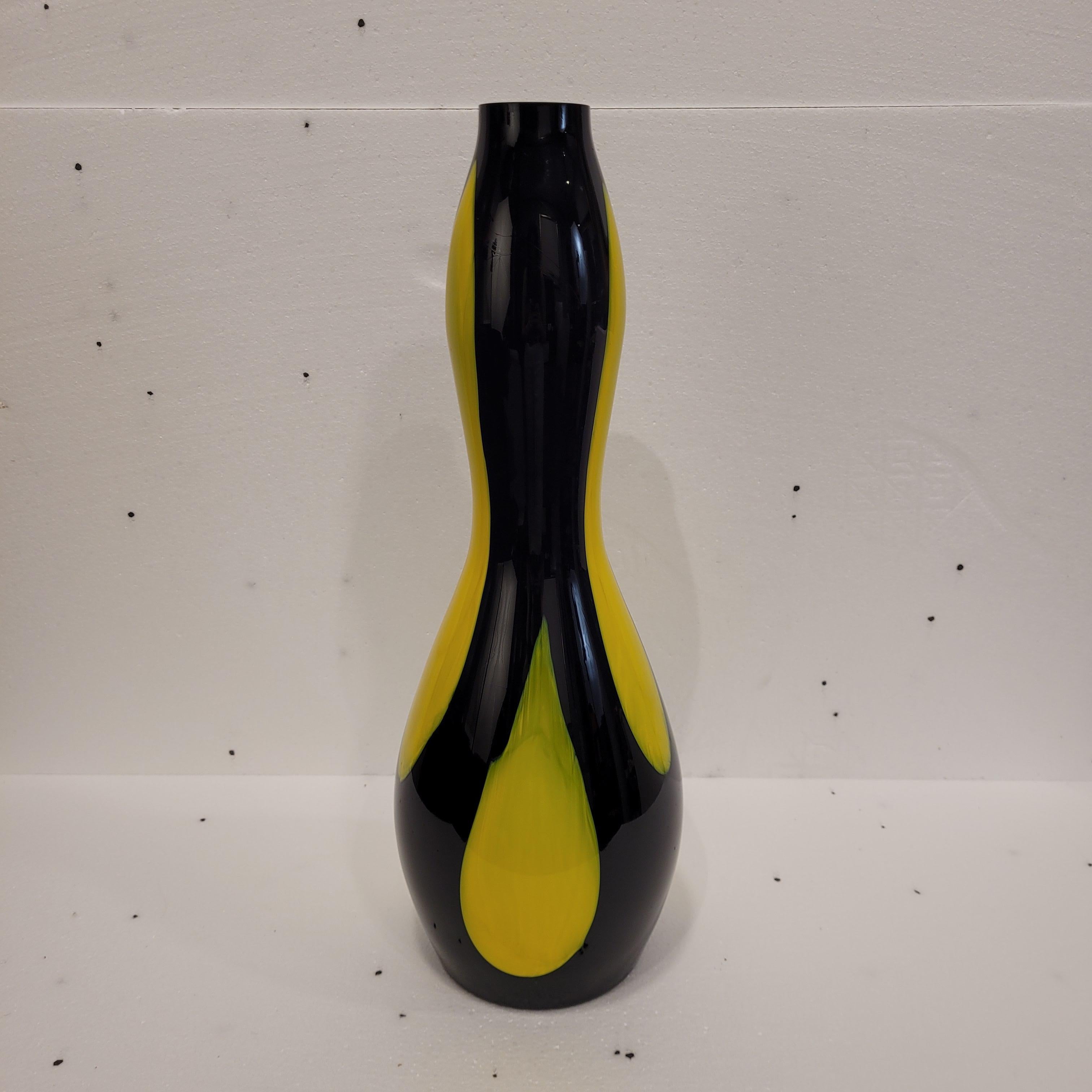 Italie Vase noir et jaune Murano, milieu du siècle, verre soufflé Bon état - En vente à Valladolid, ES