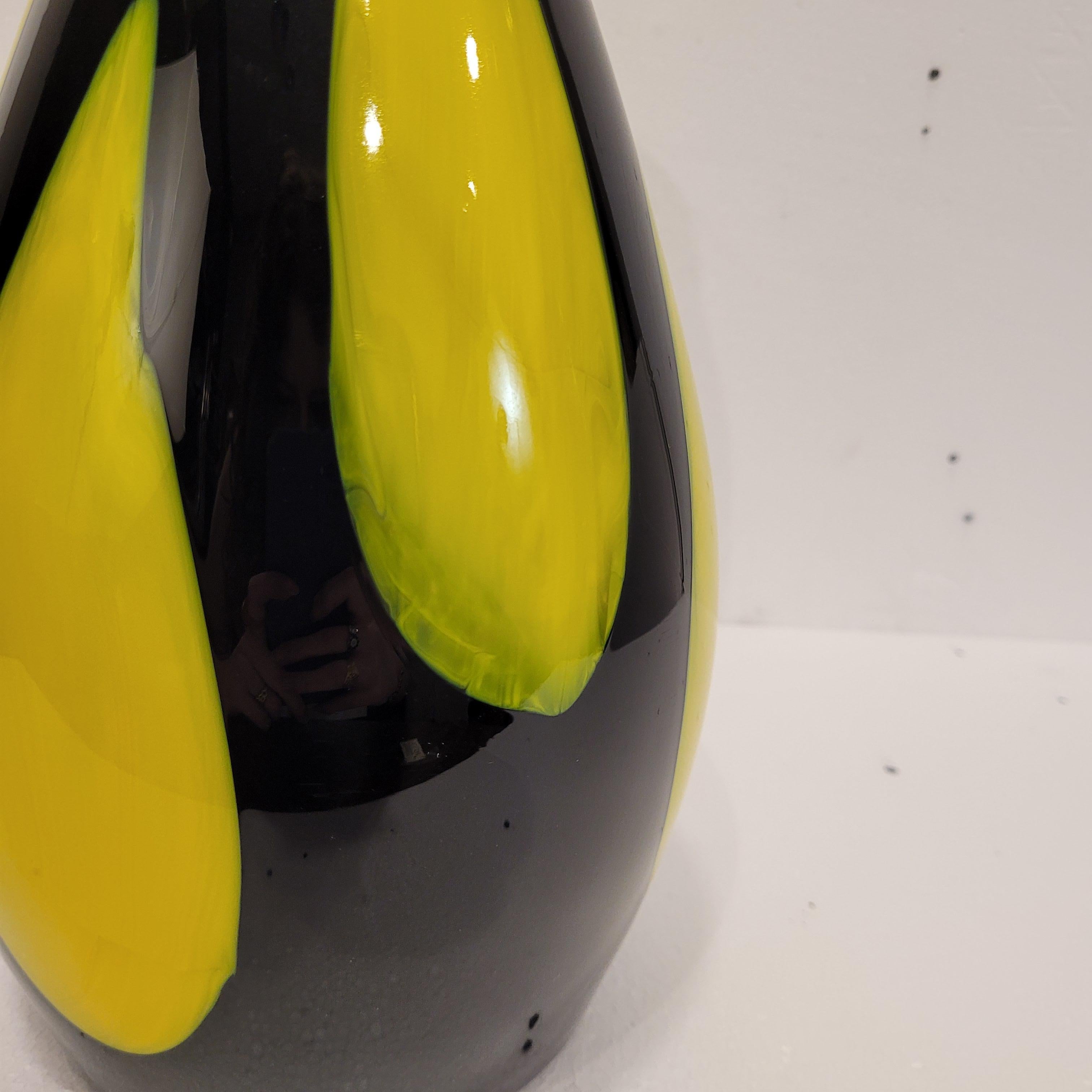 Italie Vase noir et jaune Murano, milieu du siècle, verre soufflé en vente 3