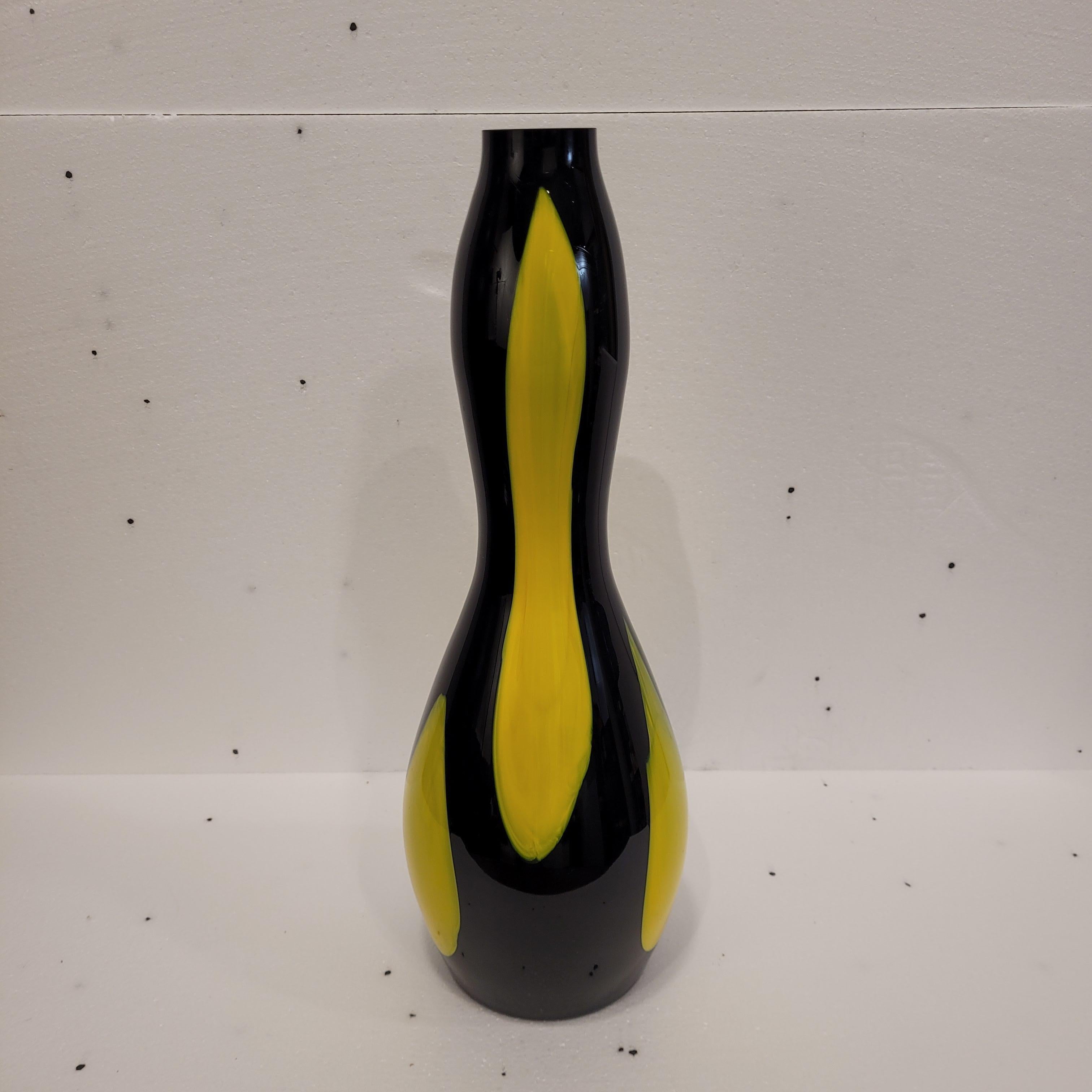 Fin du 20e siècle Italie Vase noir et jaune Murano, milieu du siècle, verre soufflé en vente