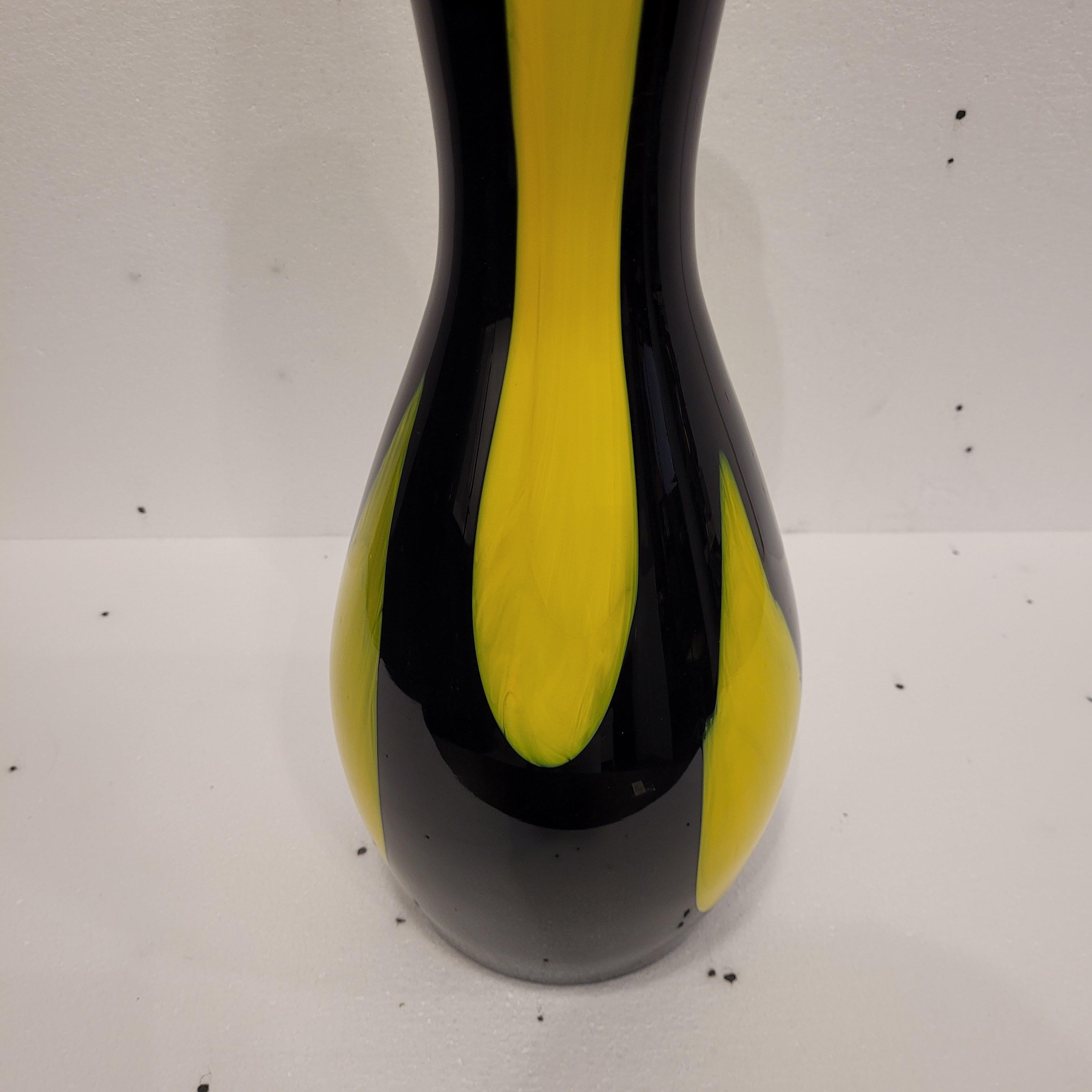 Italie Vase noir et jaune Murano, milieu du siècle, verre soufflé en vente 6
