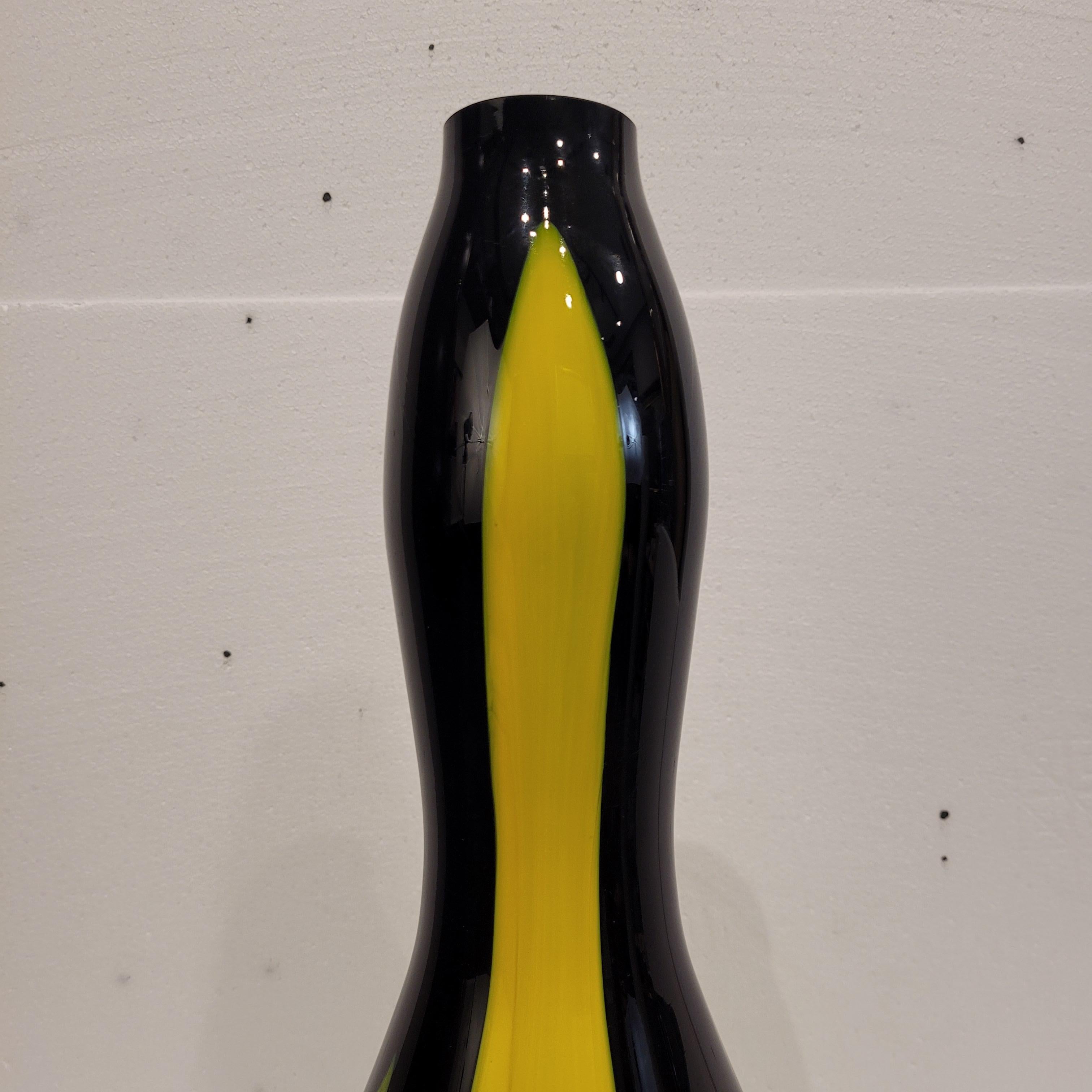 Italie Vase noir et jaune Murano, milieu du siècle, verre soufflé en vente 7