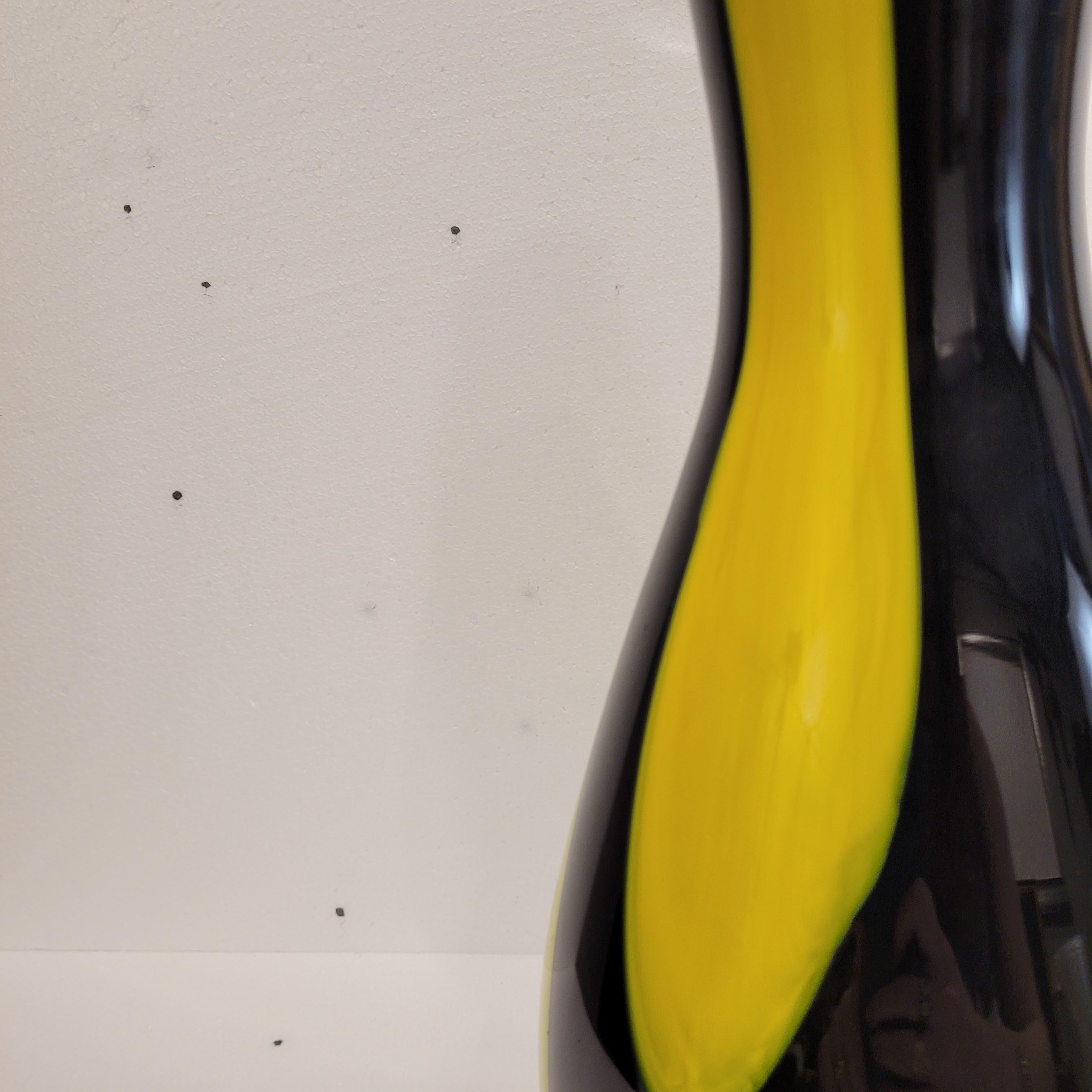 Italie Vase noir et jaune Murano, milieu du siècle, verre soufflé en vente 8