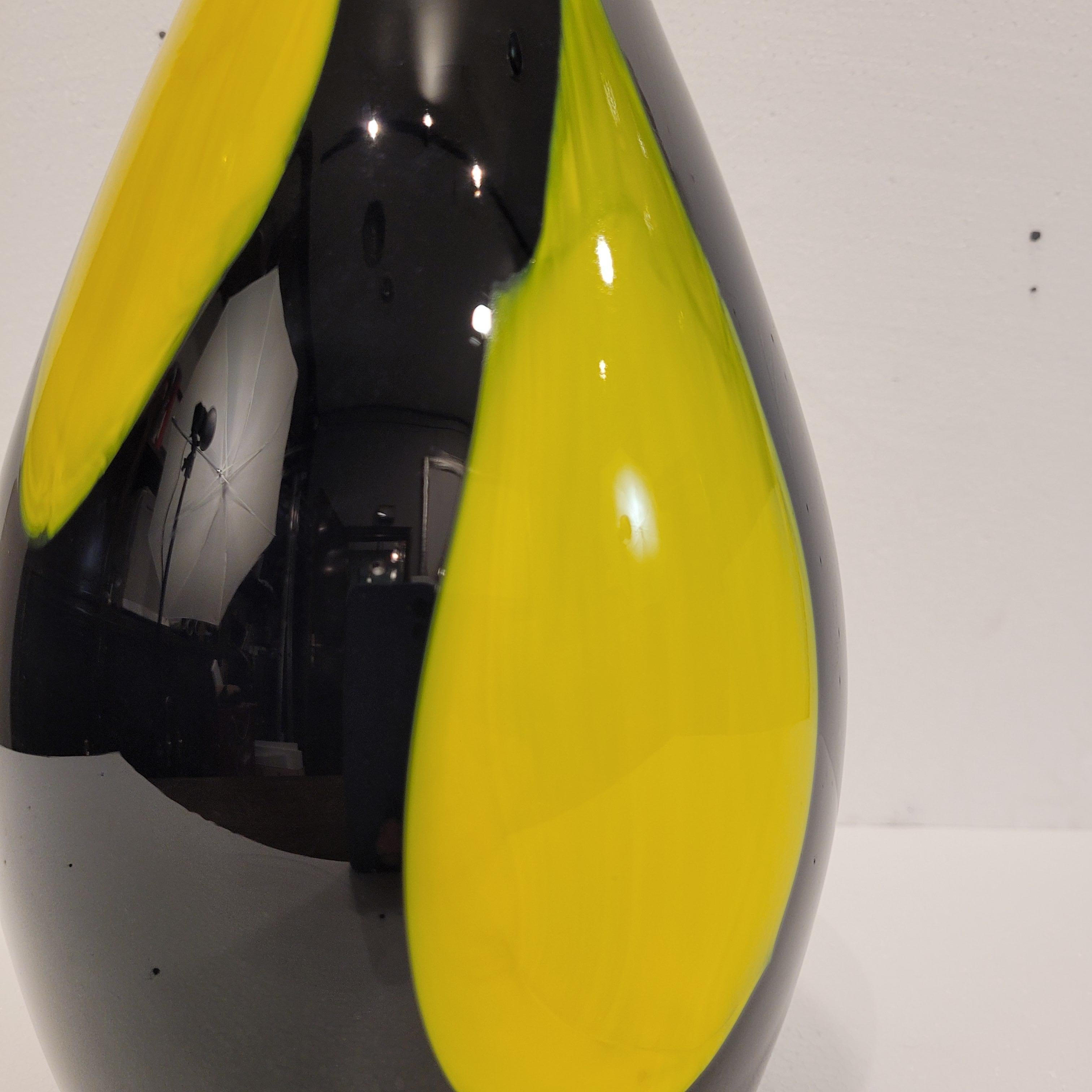 Italie Vase noir et jaune Murano, milieu du siècle, verre soufflé en vente 9