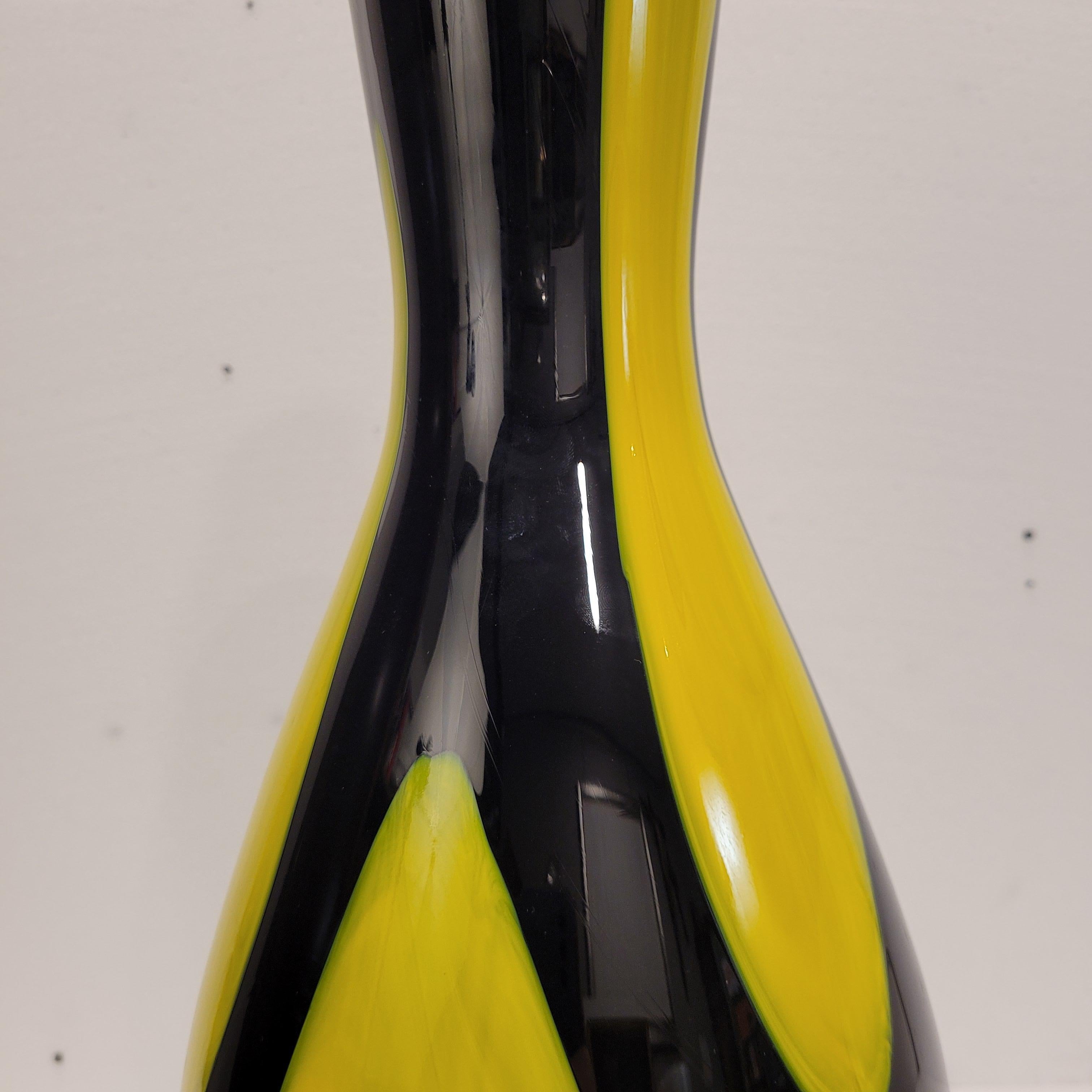 Italie Vase noir et jaune Murano, milieu du siècle, verre soufflé en vente 11