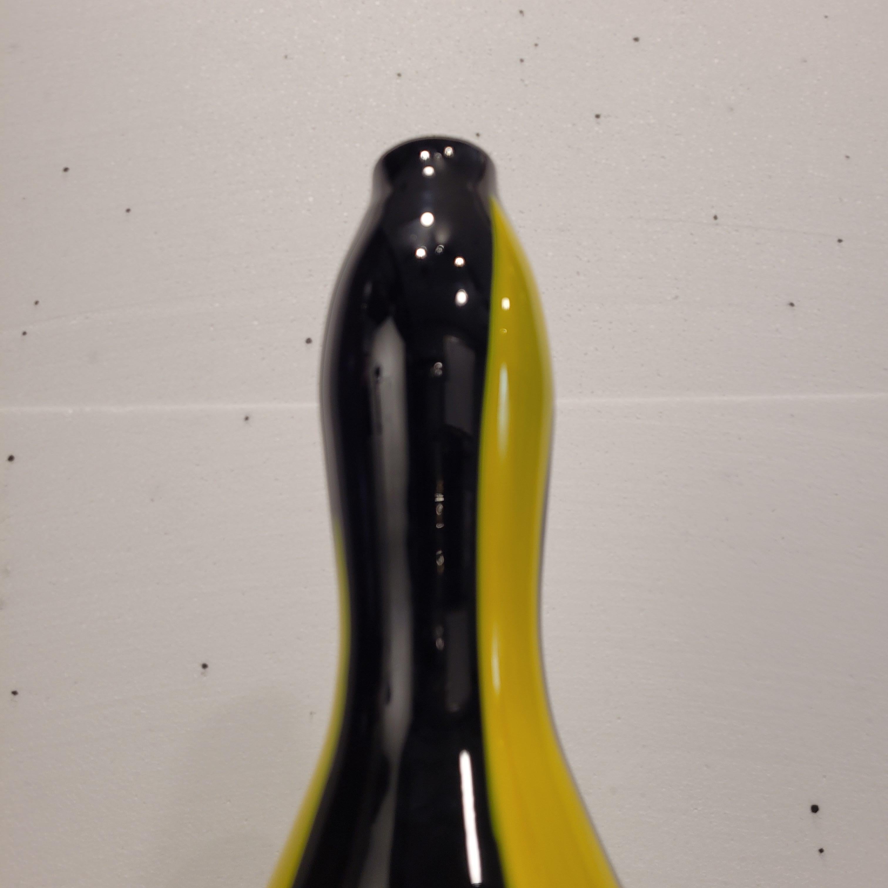 Italie Vase noir et jaune Murano, milieu du siècle, verre soufflé en vente 12