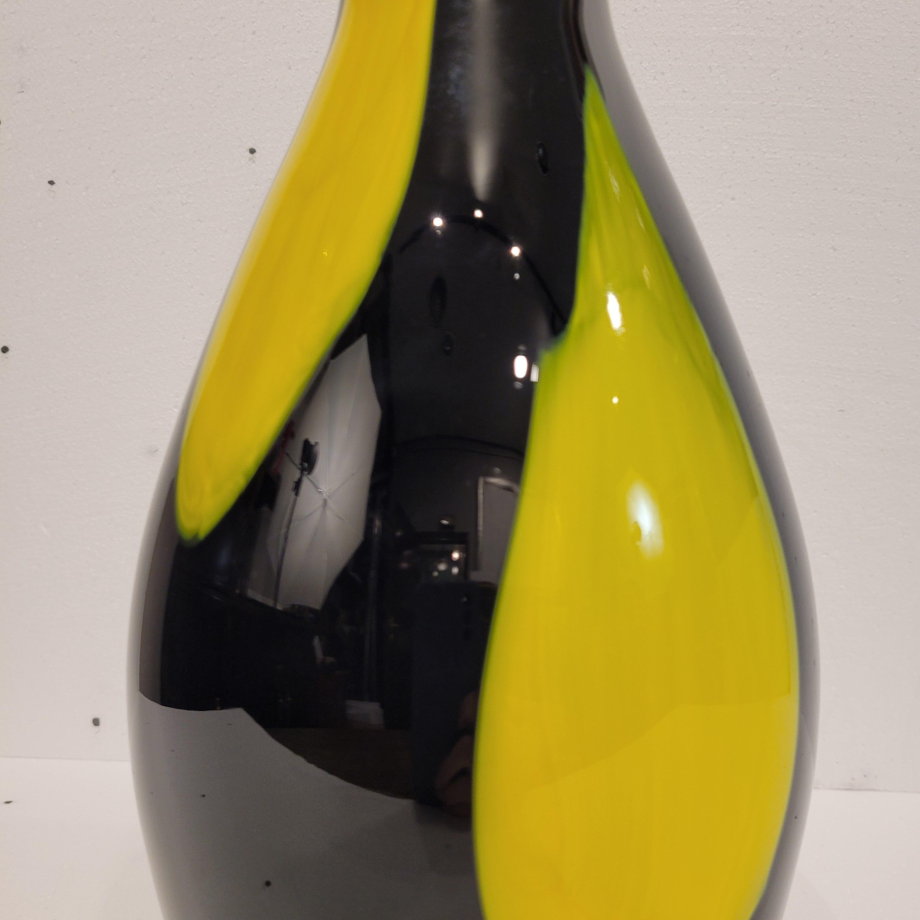 Italie Vase noir et jaune Murano, milieu du siècle, verre soufflé en vente 10