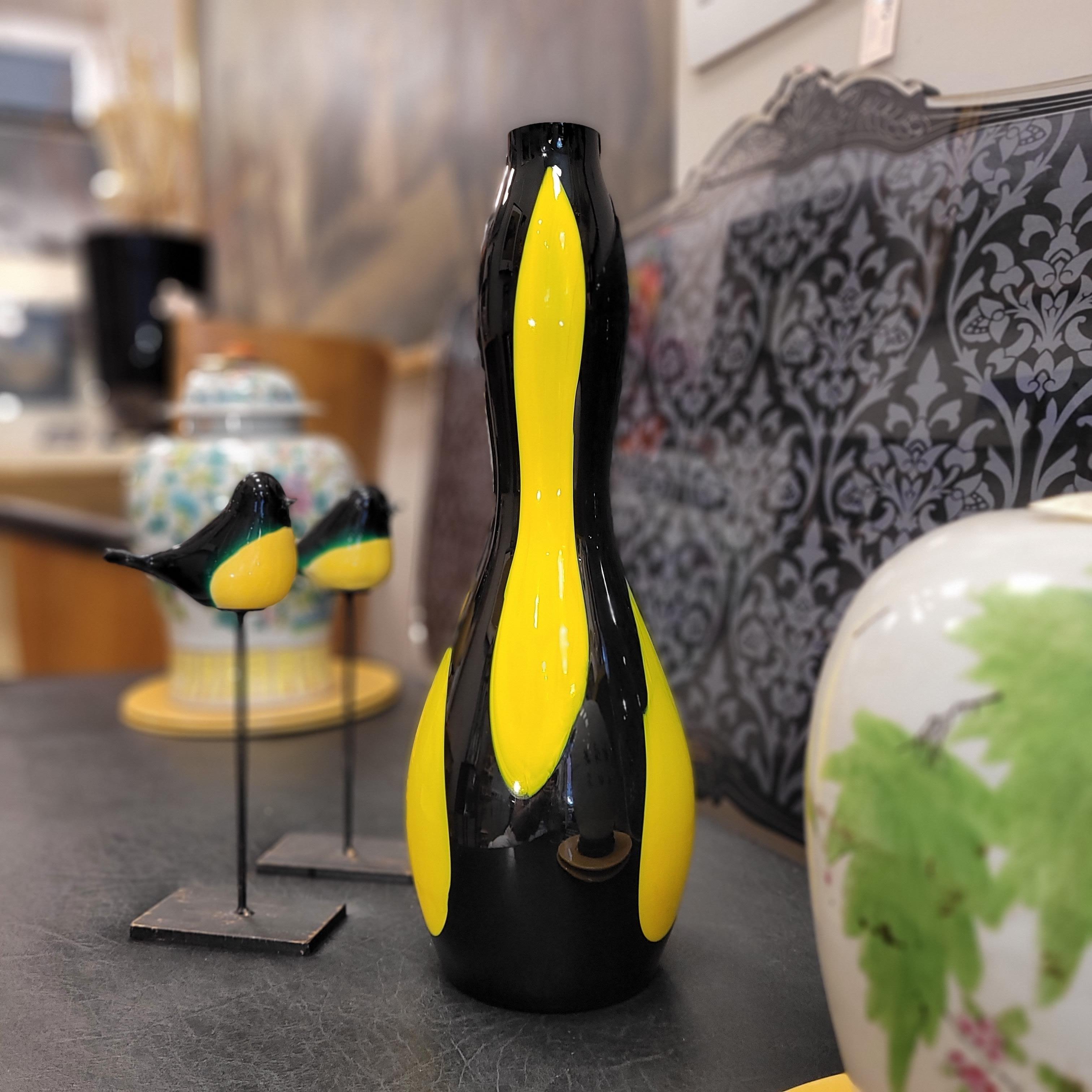 italien Italie Vase noir et jaune Murano, milieu du siècle, verre soufflé en vente
