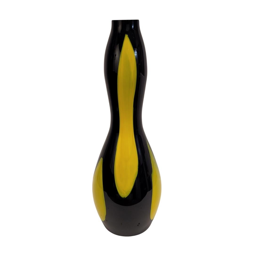Elegant et très design Murano  Vase italien en verre soufflé noir et jaune, datant des années 1970.

Il se caractérise par une base circulaire qui s'élève en forme de courbe et se rétrécit et s'élargit sinueusement vers l'embouchure du vase. Le