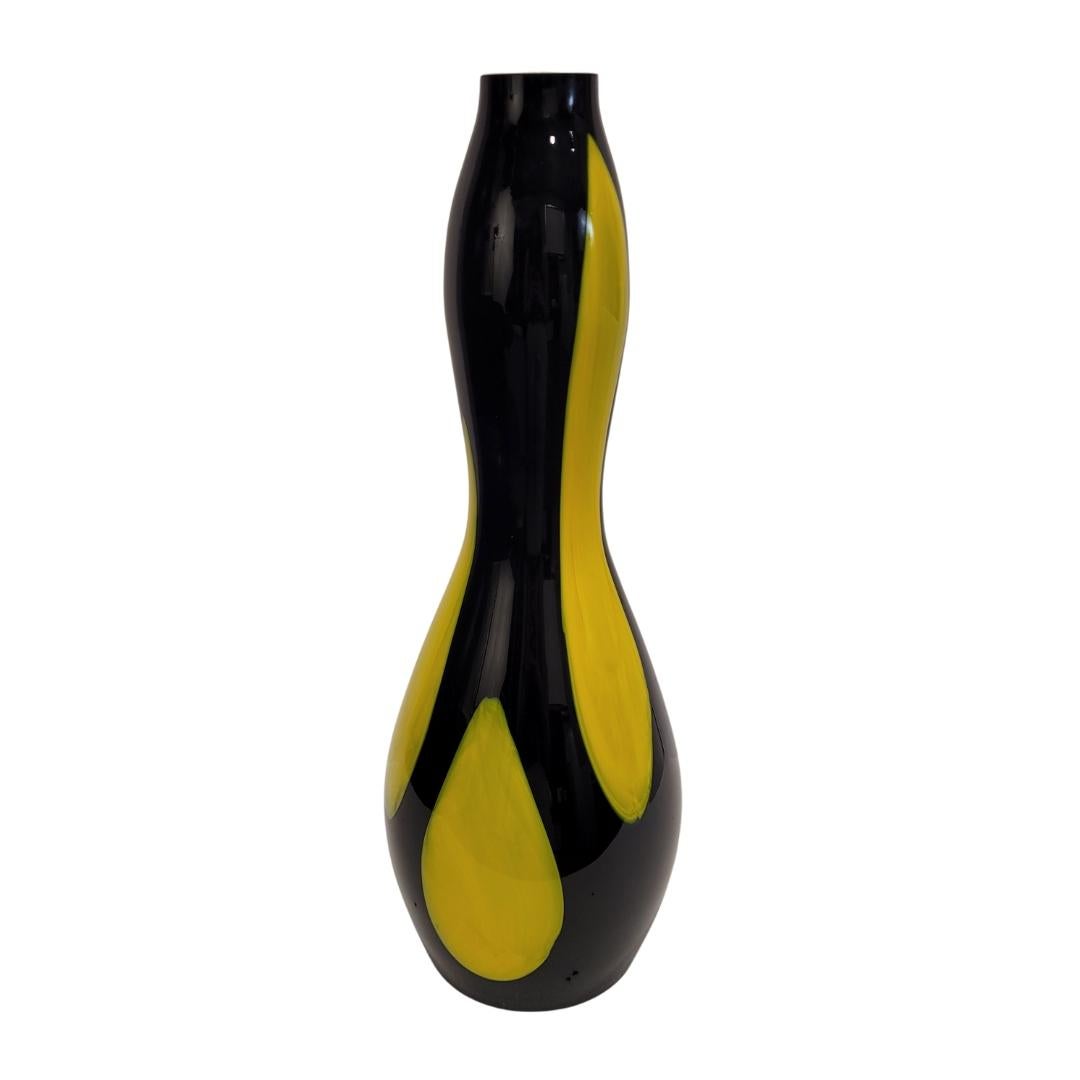 Mid-Century Modern Italie Vase noir et jaune Murano, milieu du siècle, verre soufflé en vente