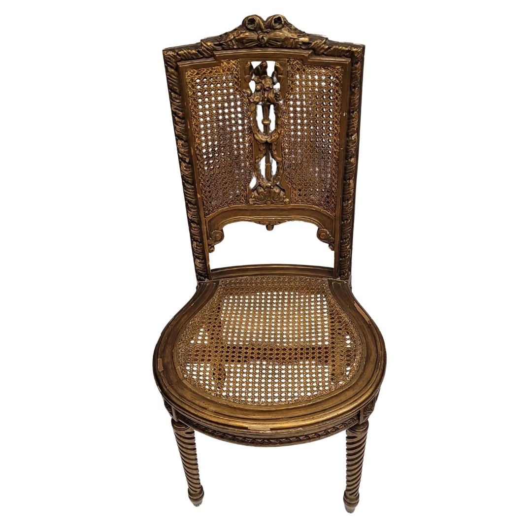 Splendido e unico nel suo genere  set di quattro sedie Napoleone III, realizzate in Francia, circa 1880.
La coppia di sedie è realizzata in legno intagliato e dorato e presenta un ciuffo floreale sullo schienale e un doppio reticolo sulla seduta e