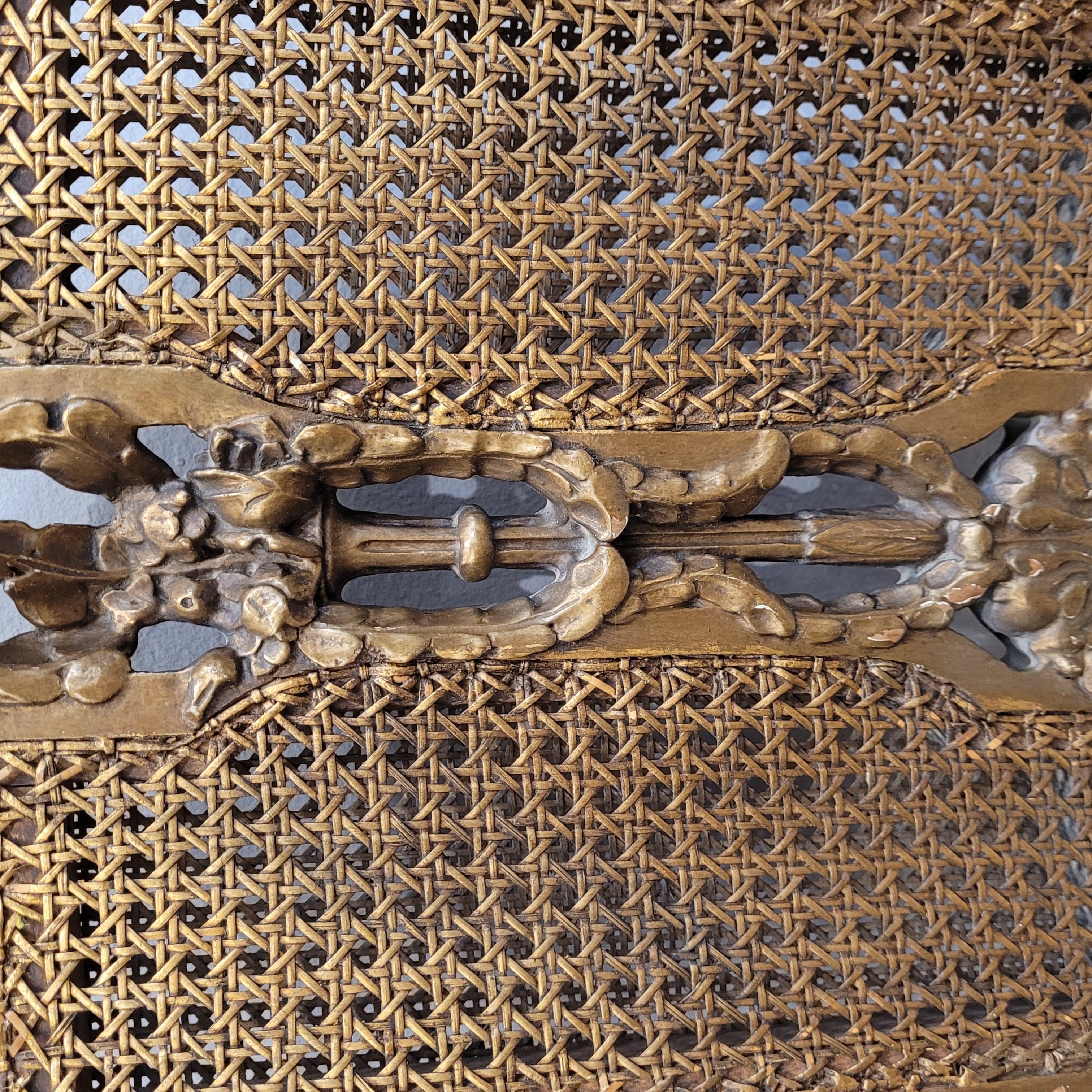 Set di 2 sedie francesi Napoleone III, in legno intagliato e dorato in vendita 11