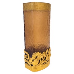 Jarrón Art Nouveau con motivos de lirios, firmado por Victor Saglier, de cristal y bronce dorado