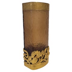 Jarrón Art Nouveau con motivos de lirios, firmado por Victor Saglier, de cristal y bronce dorado