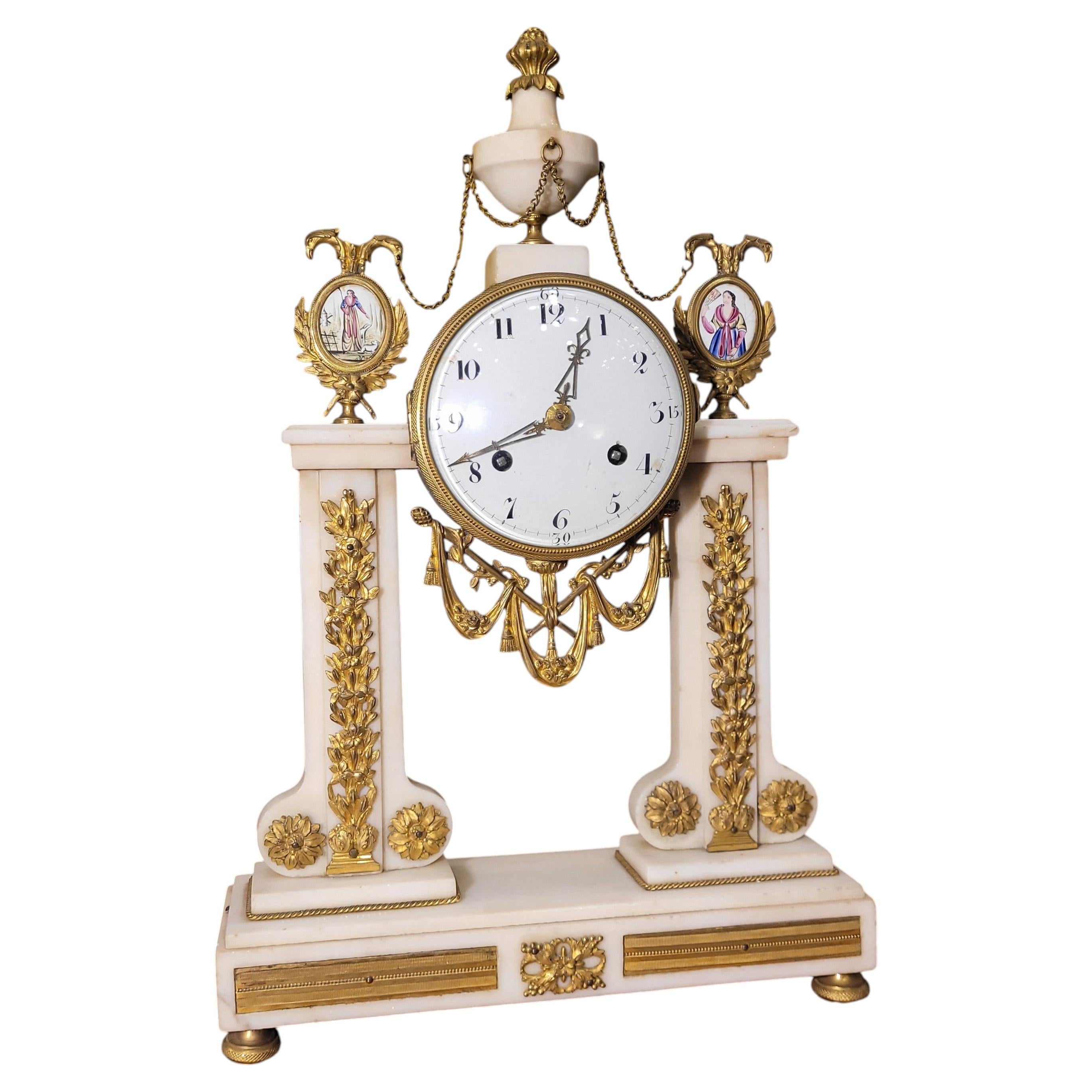 Tischuhr, weißer Marmor, vergoldete Bronze, Keramik, Directoire-Stil – Frankreich im Angebot