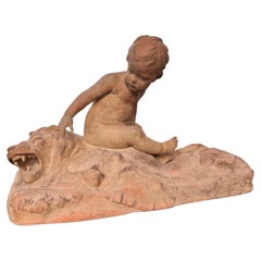 Sculpture en terre cuite « Putto sur une peau de lion » de Léon Dufrène, France. Signée