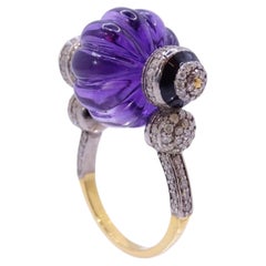 Anello in stile Art Nouveau con una grande ametista a godron, diamanti, oro 14k e smalto