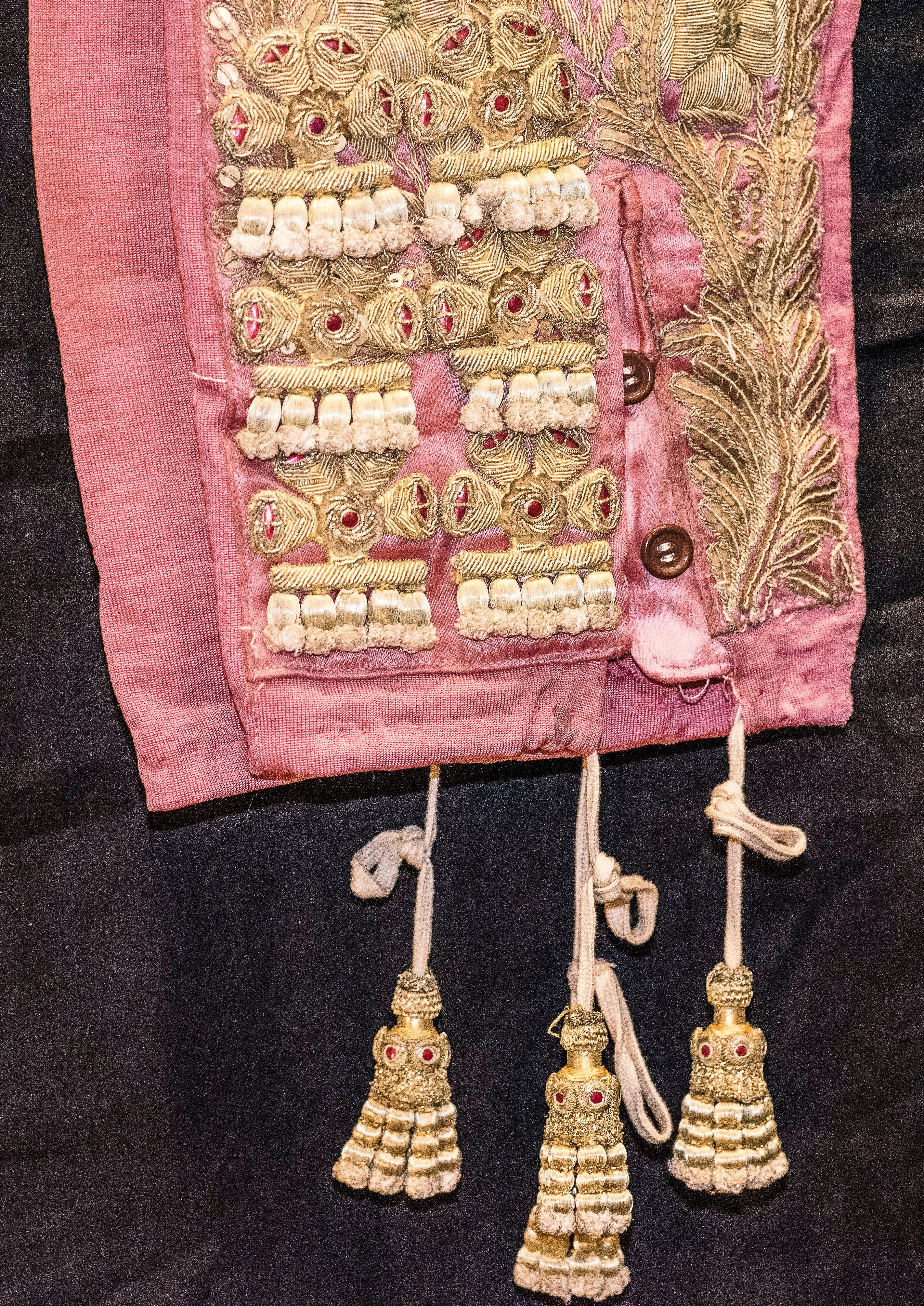  Mid-20th Century Folk-Art Gold and Pink Silk Spanish Matador Costume In Good Condition In Valladolid, ES