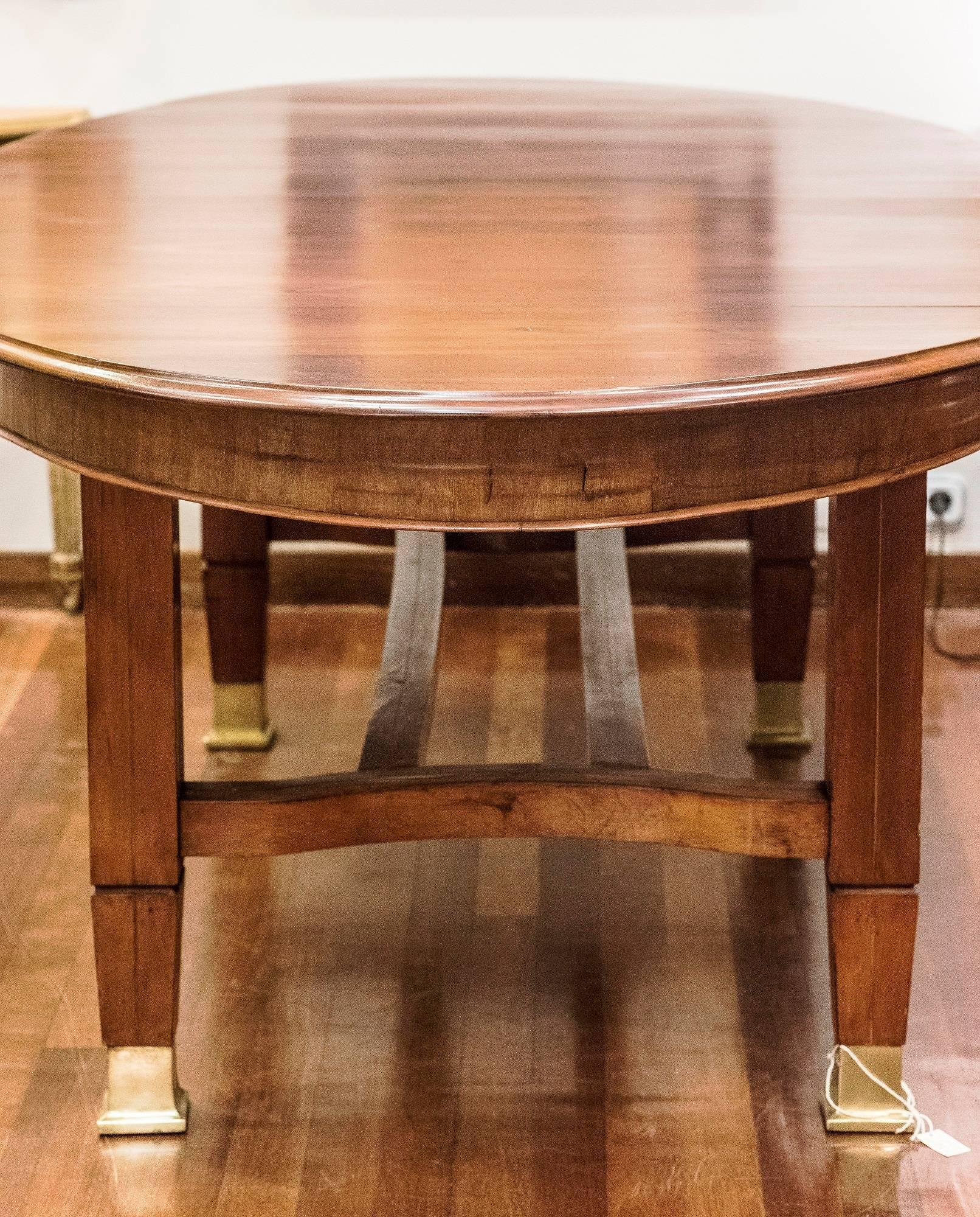 Early 20th Century Arts and Crafts Mahogany Oval English Dining Table In Excellent Condition In Valladolid, ES