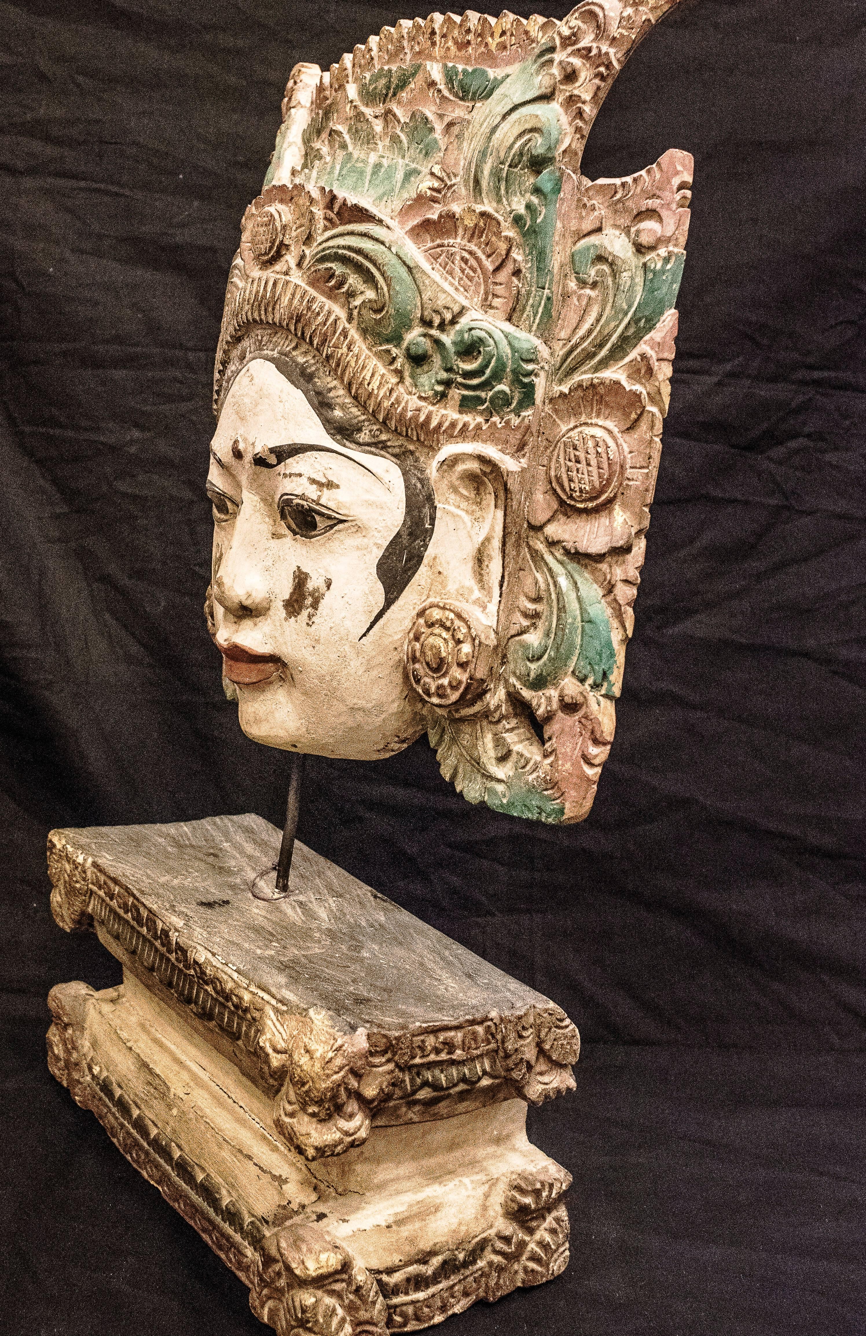 Thai Mask, Carved and Polychrome Wood, Female Mask, 20th Century In Good Condition In Valladolid, ES