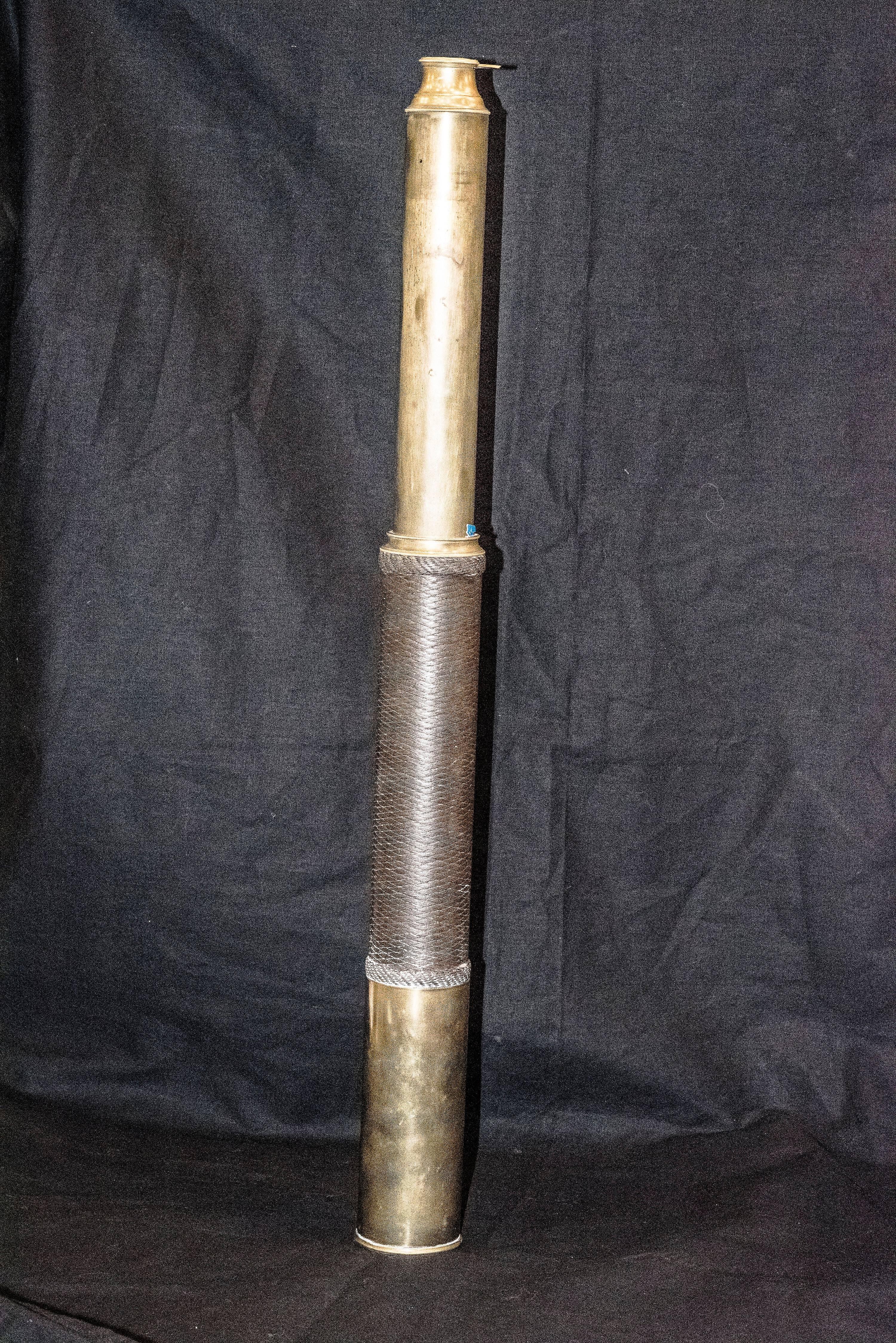 An extraordinary bronze English telescope. It is a marine telescope in a very good condition with leather in the middle. From England. Height 77 cm open and 40 cm closed.